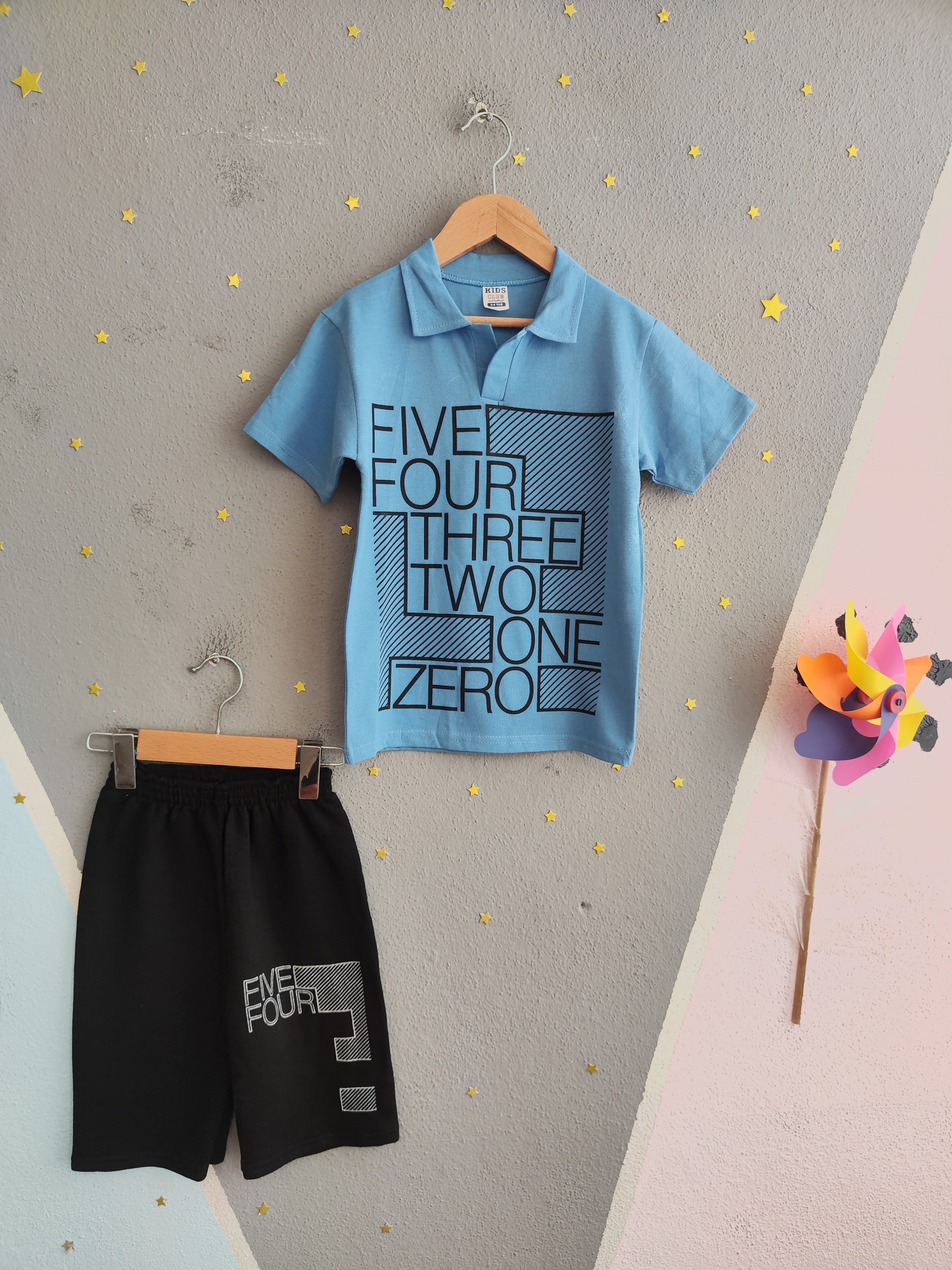 2071-  Yazı Baskılı Yakalı ve Şortlu Erkek Çocuk Takımı - Mavi