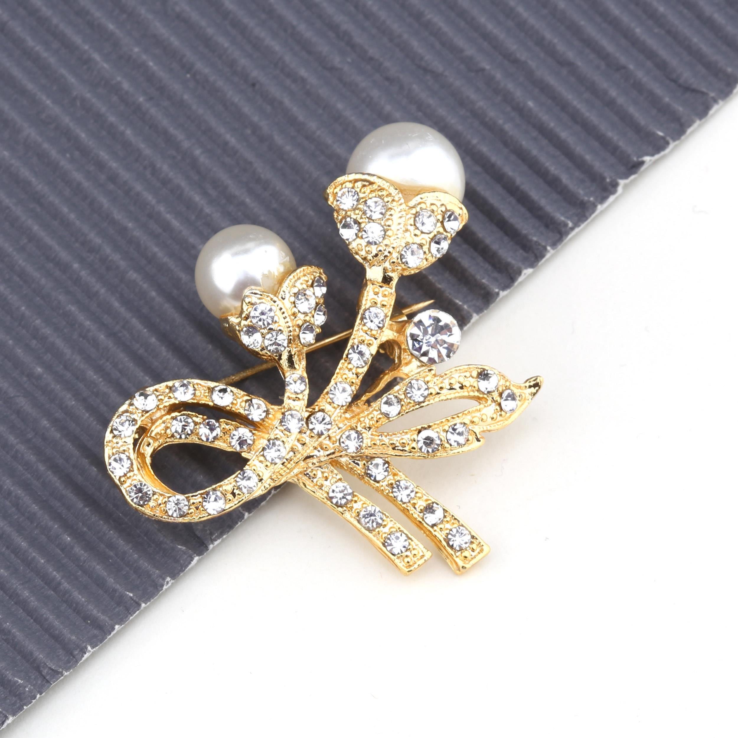 Kristal Taşlı ve İncili Çiçek Broş