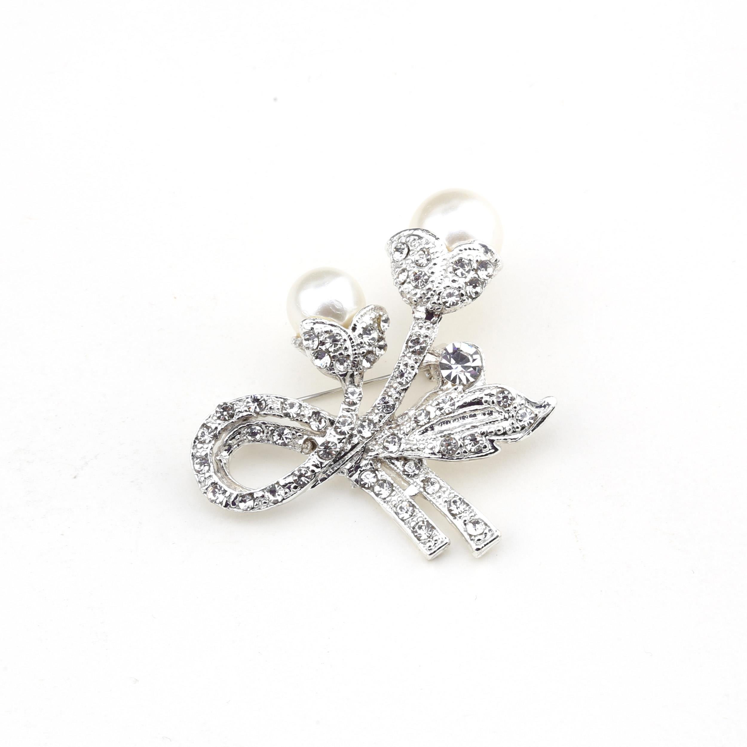 Kristal Taşlı ve İncili Çiçek Broş