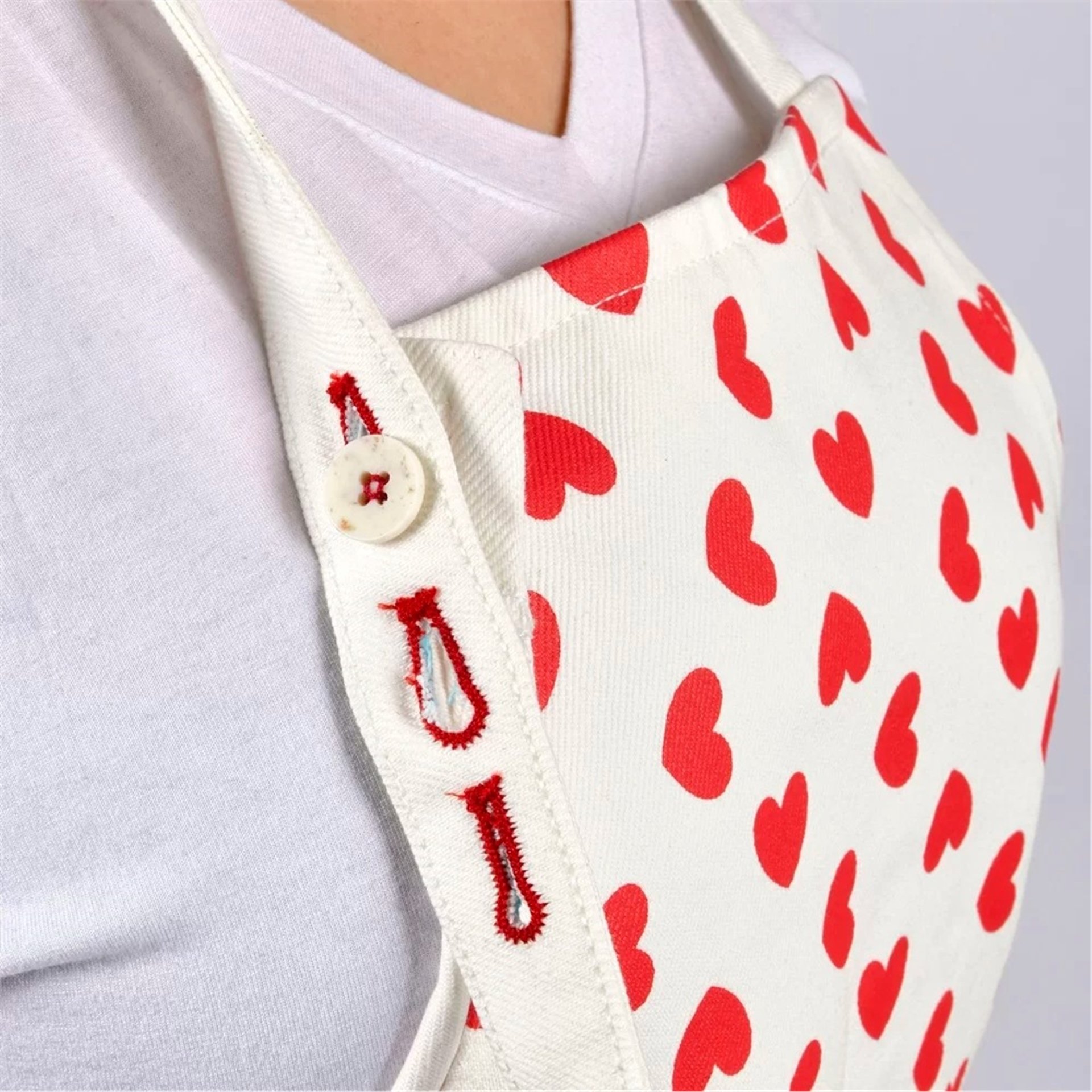 Beyaz Gabardin Üzeri Kırmızı Kalpli Önlük