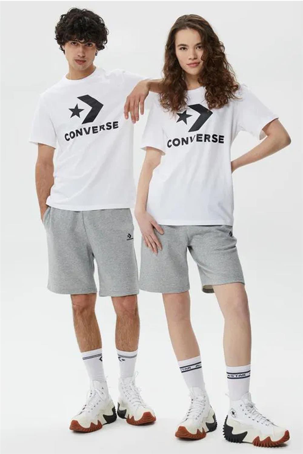 Converse Go-To Star Chevron Logo Standard-Fıt T-Shırt Erkek Tişört 10025458-102