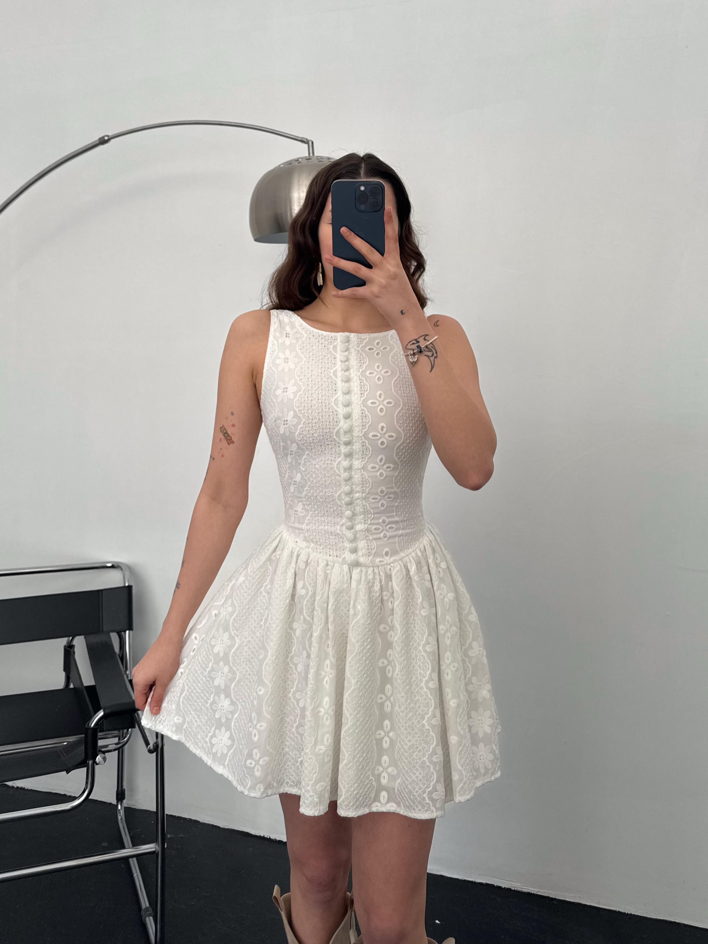 Arlott Düğme Detay Fisto Desenli  Beyaz Kısa Elbise