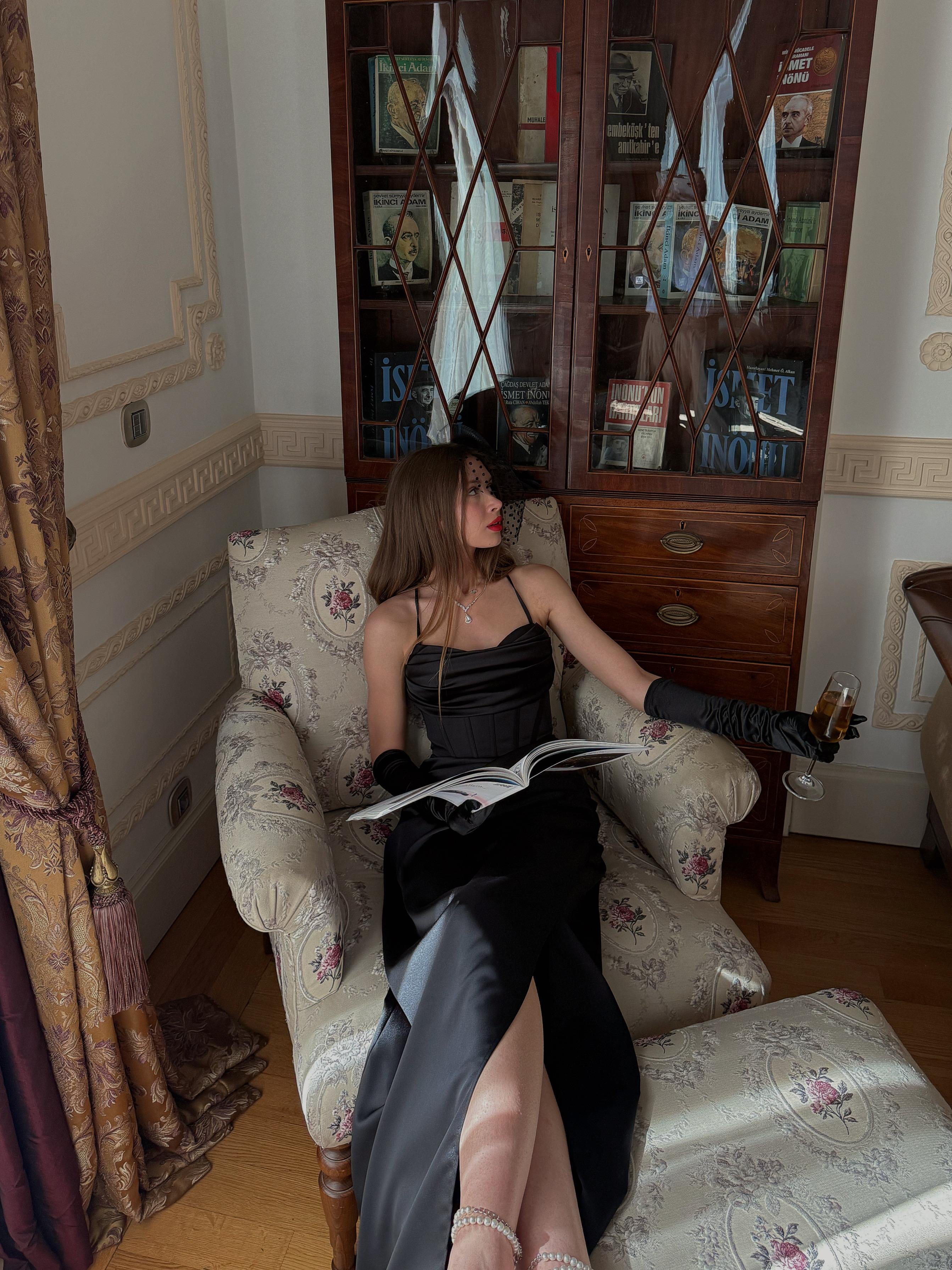 Aurora Korse Detay Askılı Siyah Abiye 