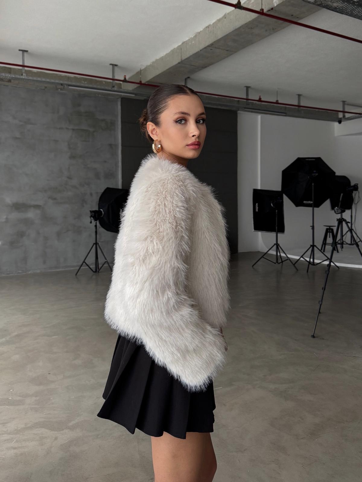 Foxelle Yakasız Beyaz Kürk Ceket