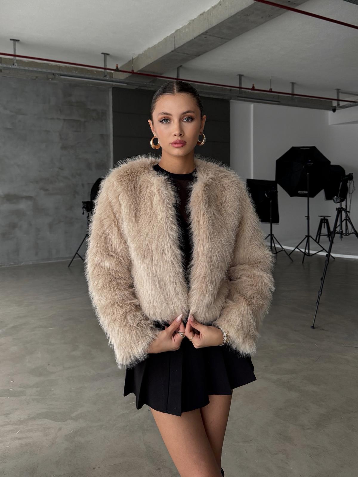 Foxelle Yakasız Ekru Kürk Ceket