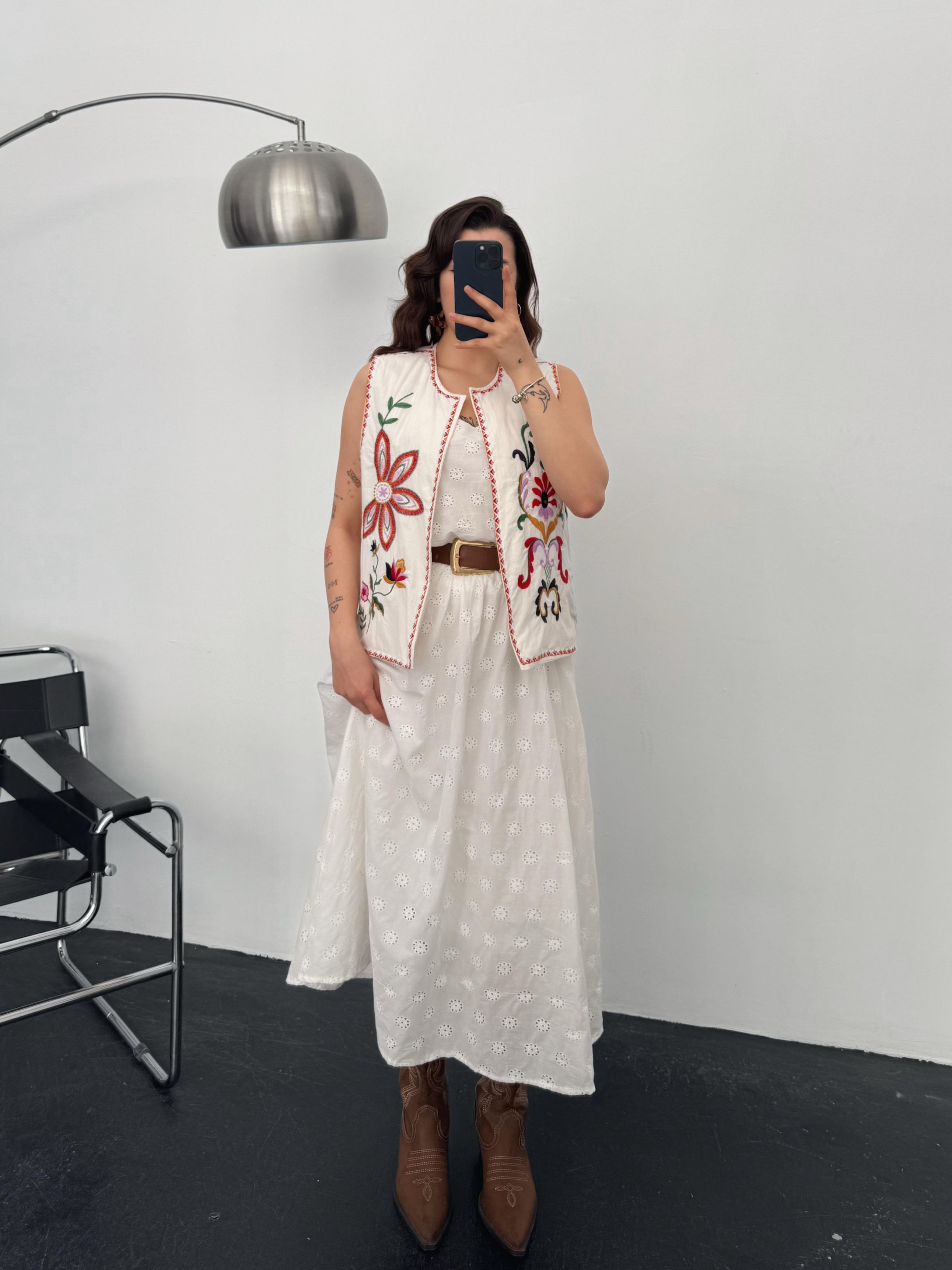 Harper Çiçek İşlemeli Beyaz Premium Uzun Yelek