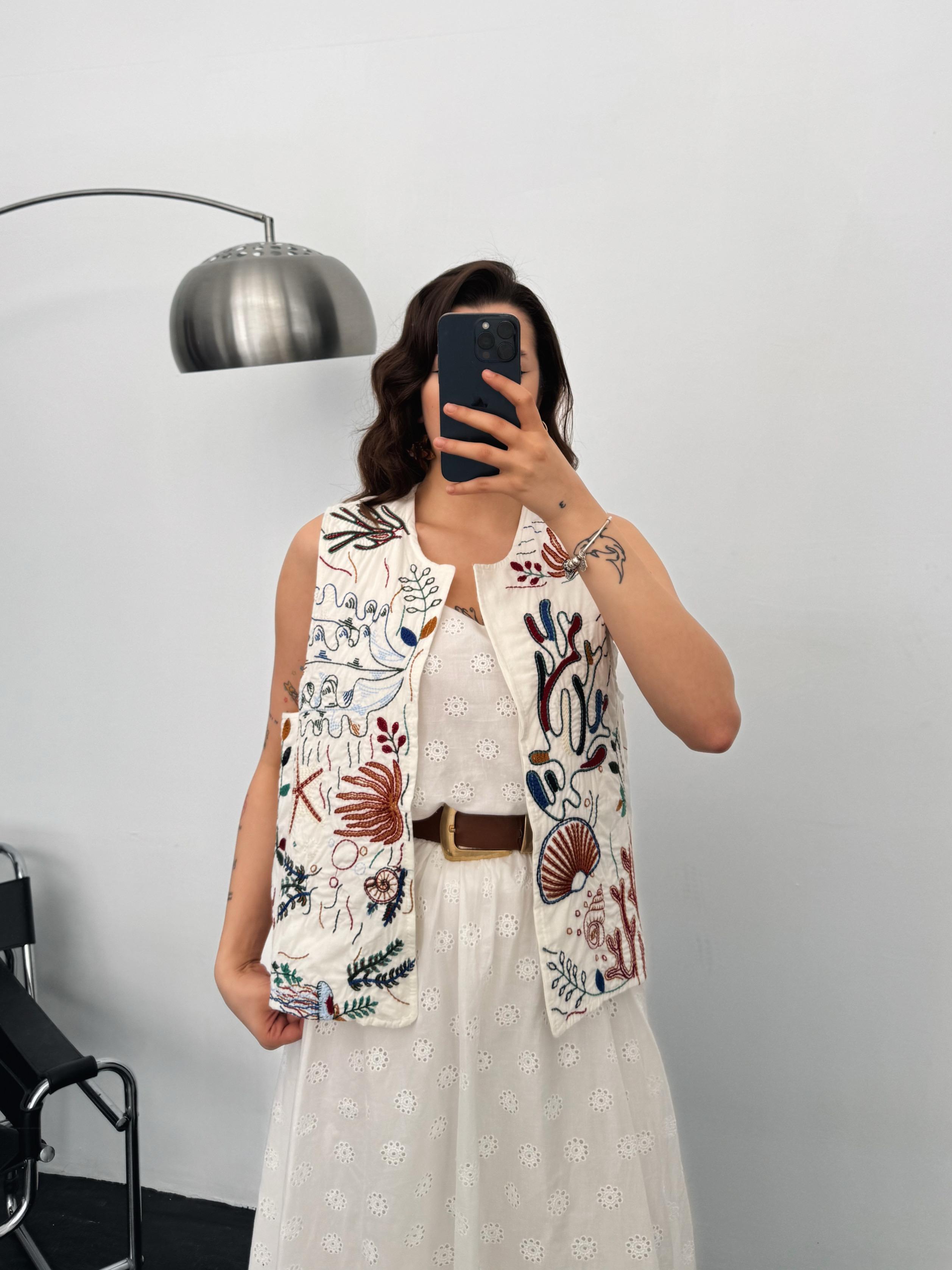 Harper Deniz Kabuğu İşlemeli Beyaz Premium Uzun Yelek