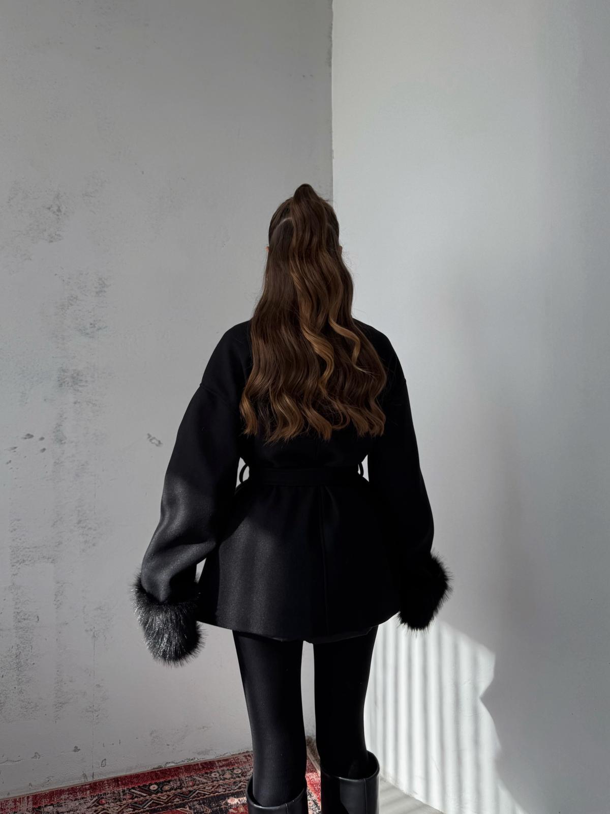 Tarenne Kolları Kürk Detay Bağlamalı Siyah Kaşe Kimono