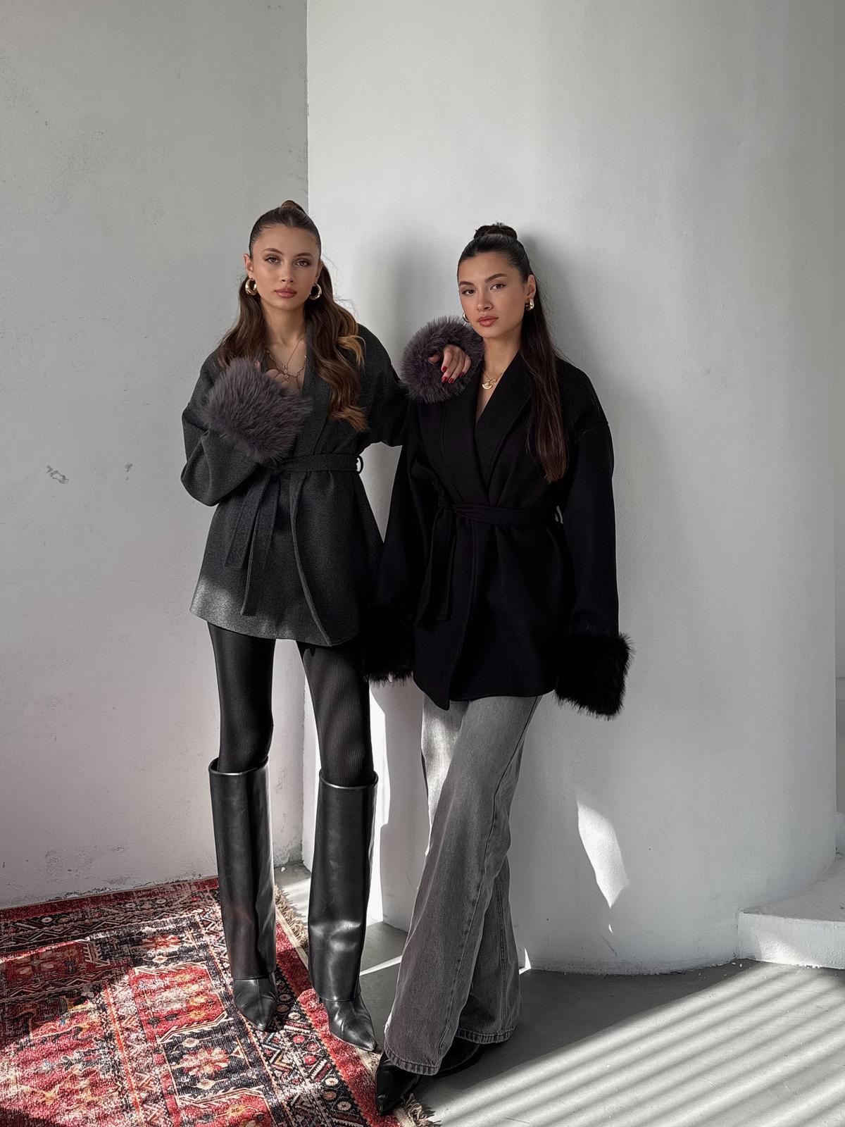 Tarenne Kolları Kürk Detay Bağlamalı Siyah Kaşe Kimono