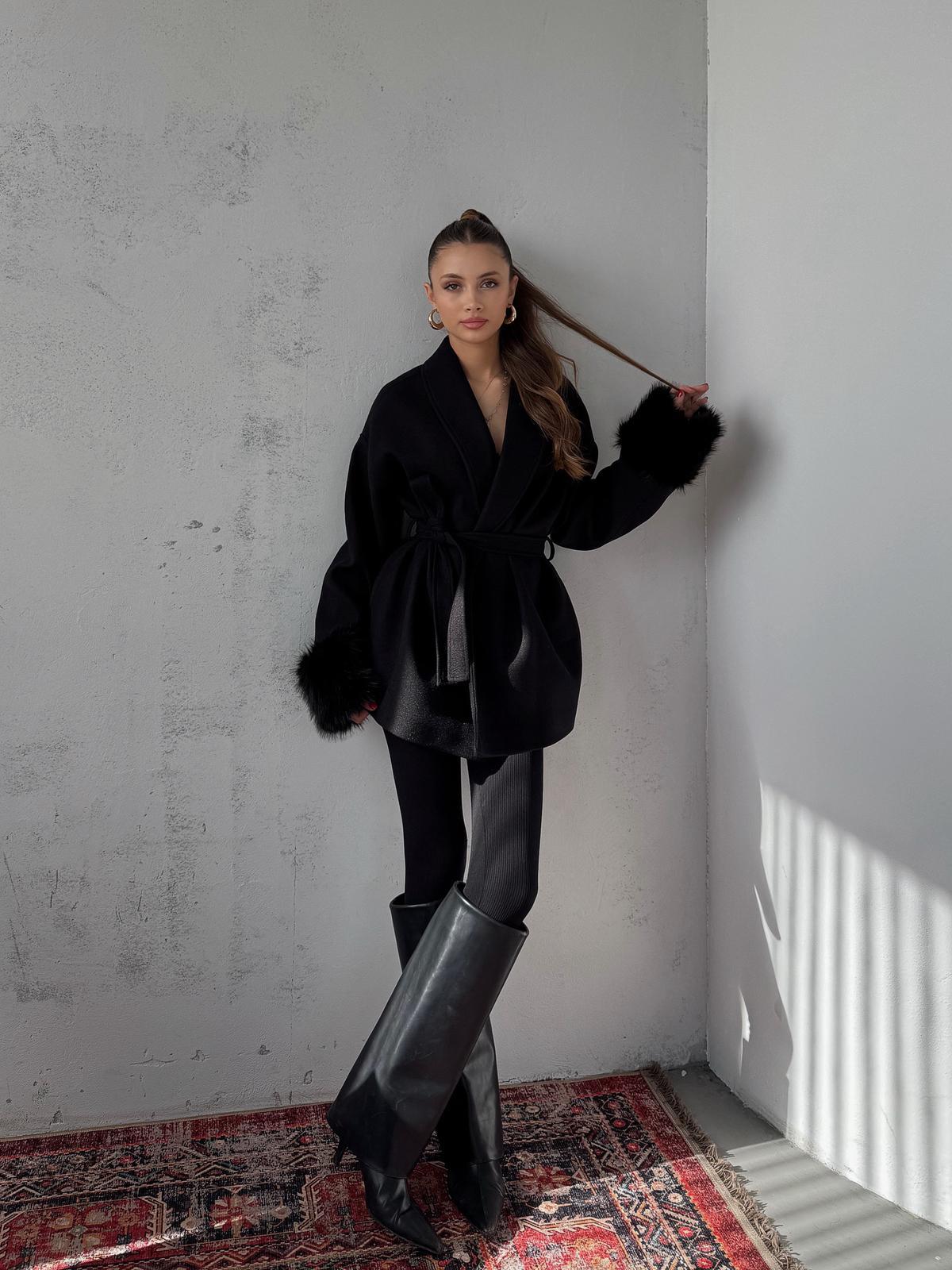 Tarenne Kolları Kürk Detay Bağlamalı Siyah Kaşe Kimono