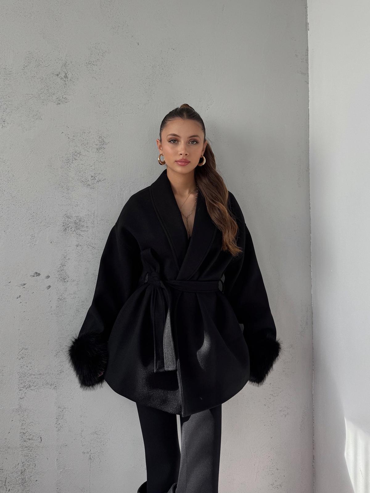 Tarenne Kolları Kürk Detay Bağlamalı Siyah Kaşe Kimono
