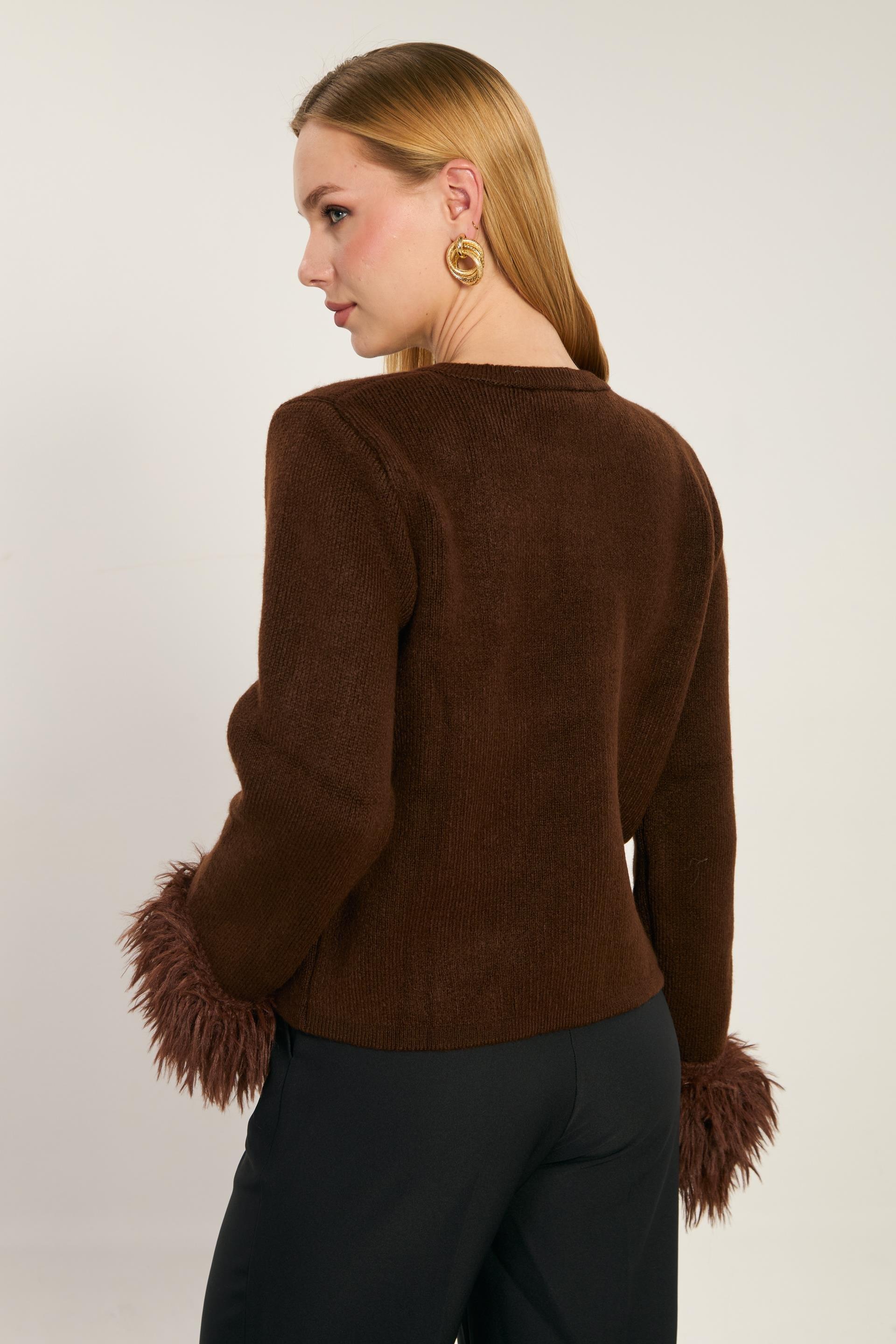 Kolları püsküllü kalp düğmeli hırka-WS-07380 - Acı Kahve