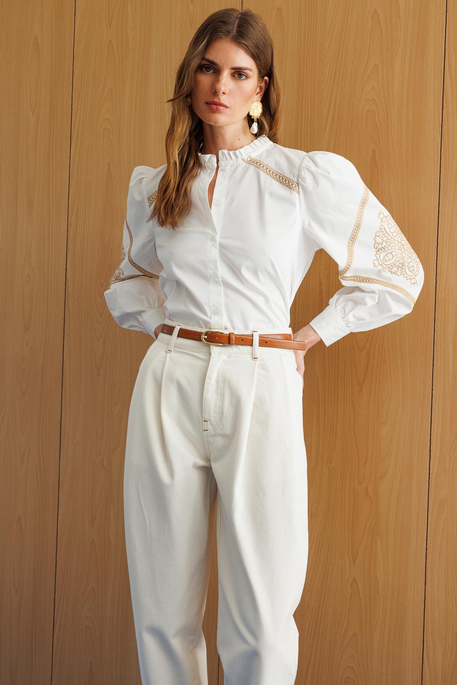 Bej-Beyaz Pamuklu Nakış Detaylı, Balon Kollu Fırfır Yakalı Etnik Gömlek