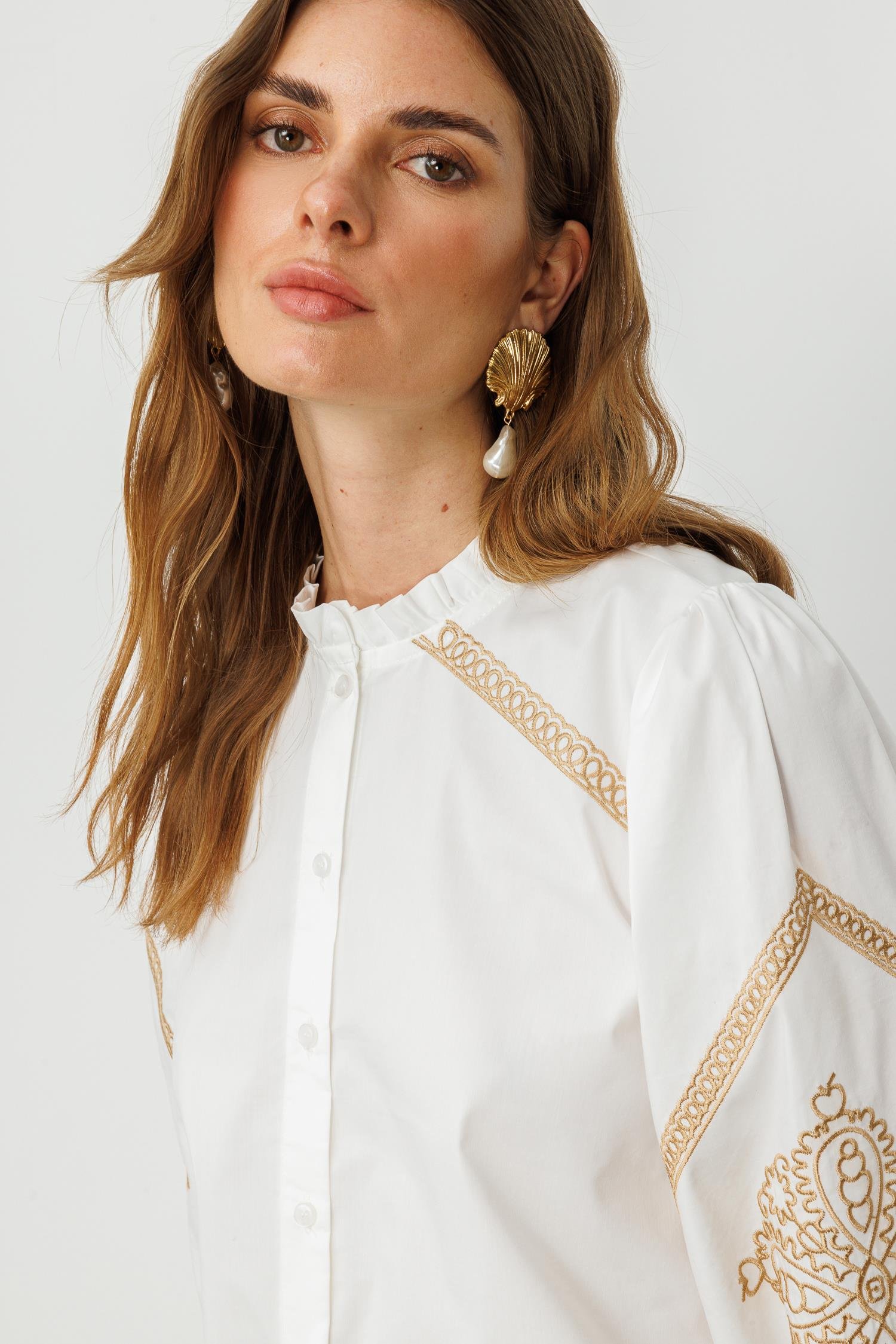 Bej-Beyaz Pamuklu Nakış Detaylı, Balon Kollu Fırfır Yakalı Etnik Gömlek