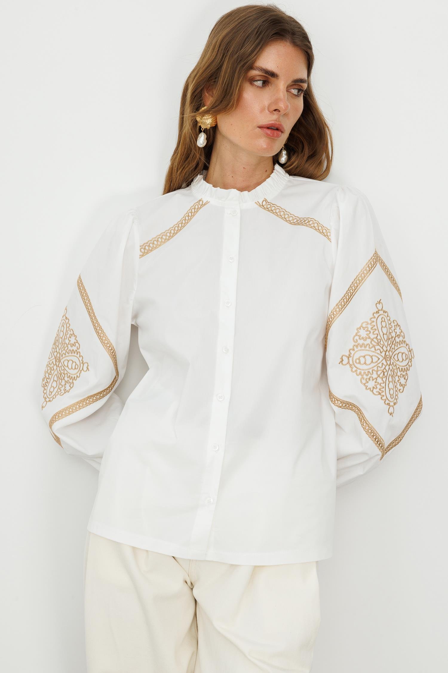 Bej-Beyaz Pamuklu Nakış Detaylı, Balon Kollu Fırfır Yakalı Etnik Gömlek