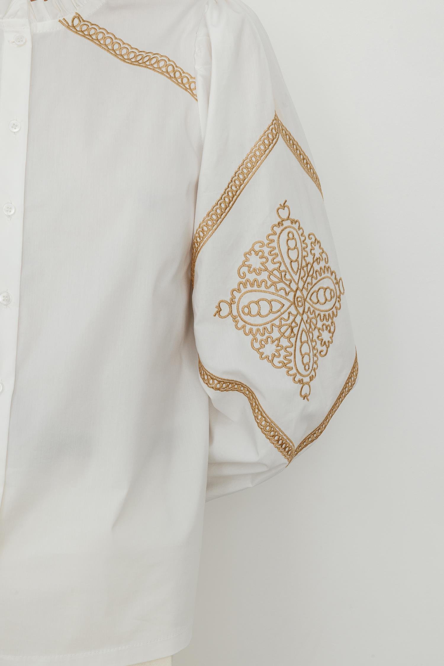 Bej-Beyaz Pamuklu Nakış Detaylı, Balon Kollu Fırfır Yakalı Etnik Gömlek