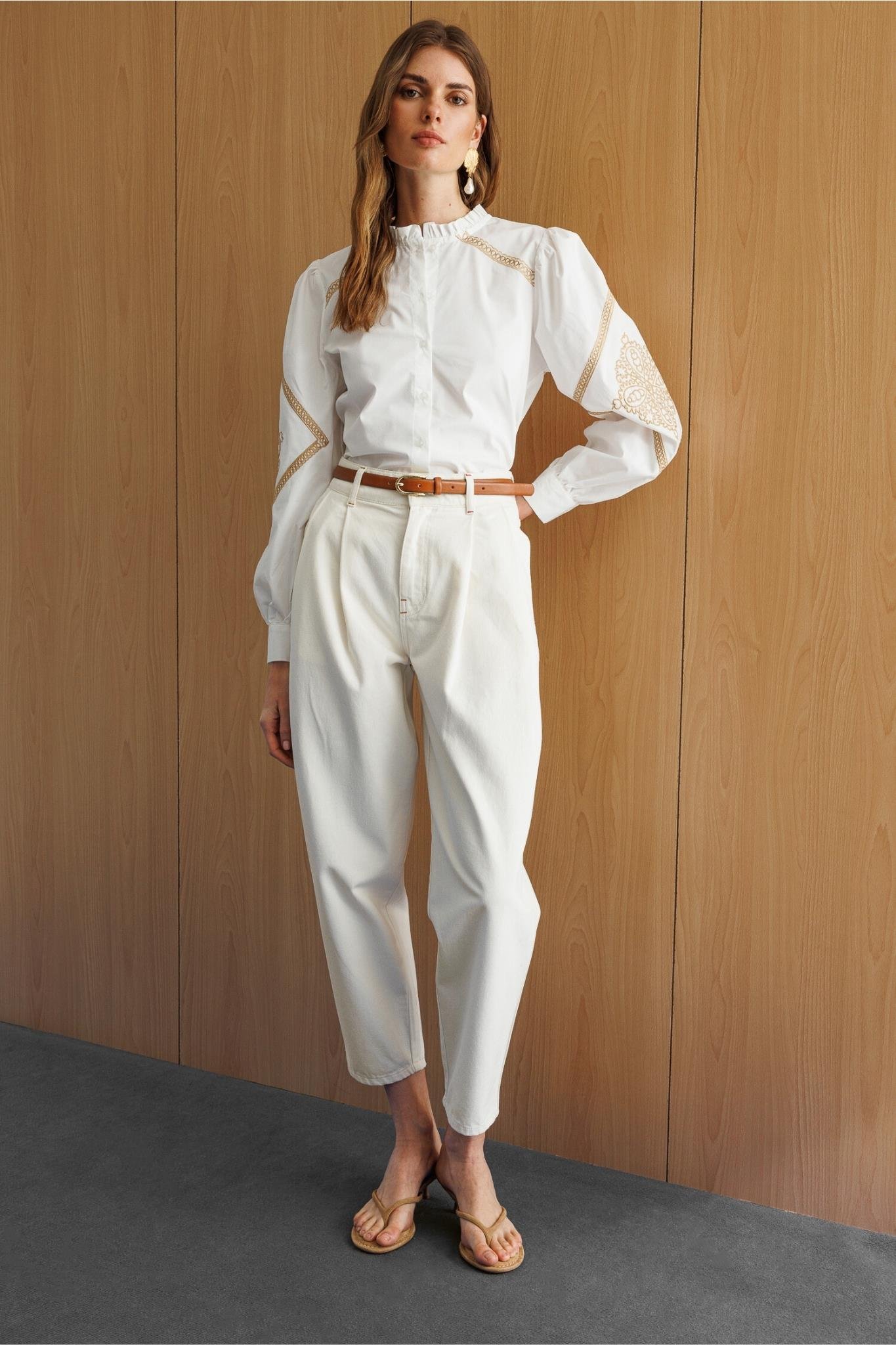 Bej-Beyaz Pamuklu Nakış Detaylı, Balon Kollu Fırfır Yakalı Etnik Gömlek