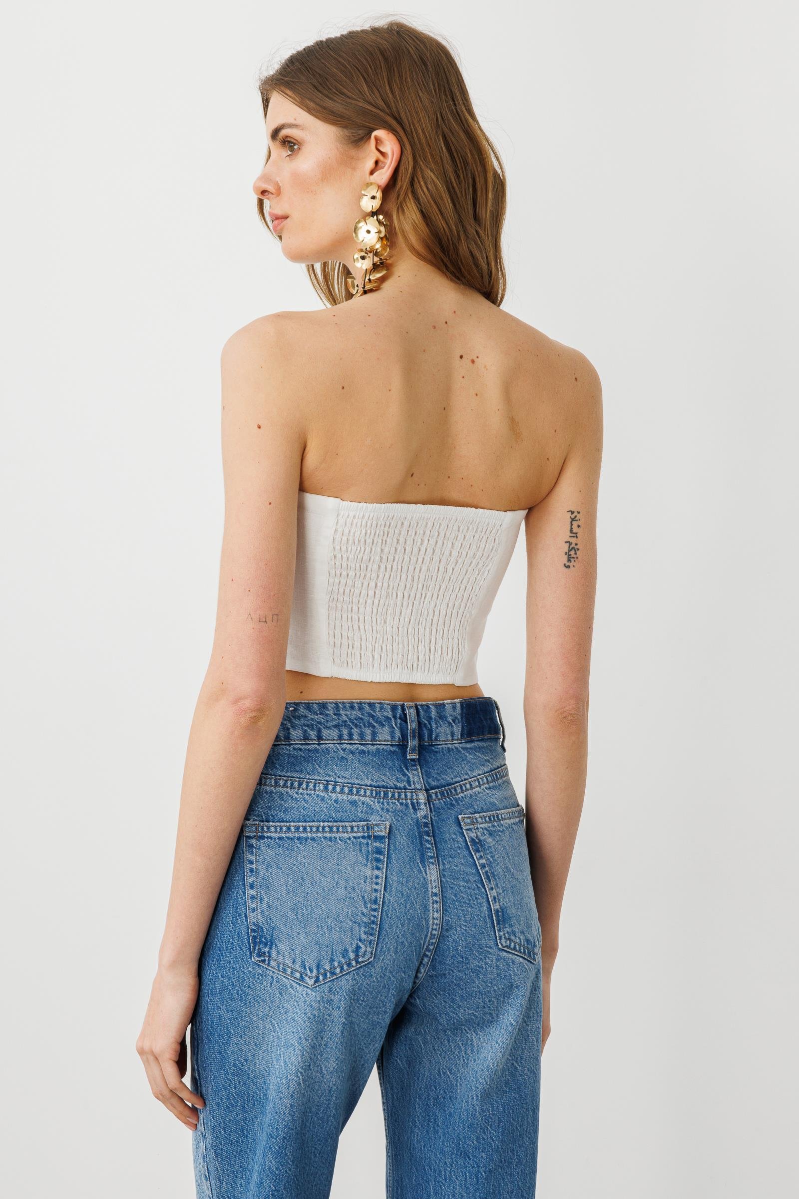 Beyaz Asimetrik Düğmeli Keten Bluz