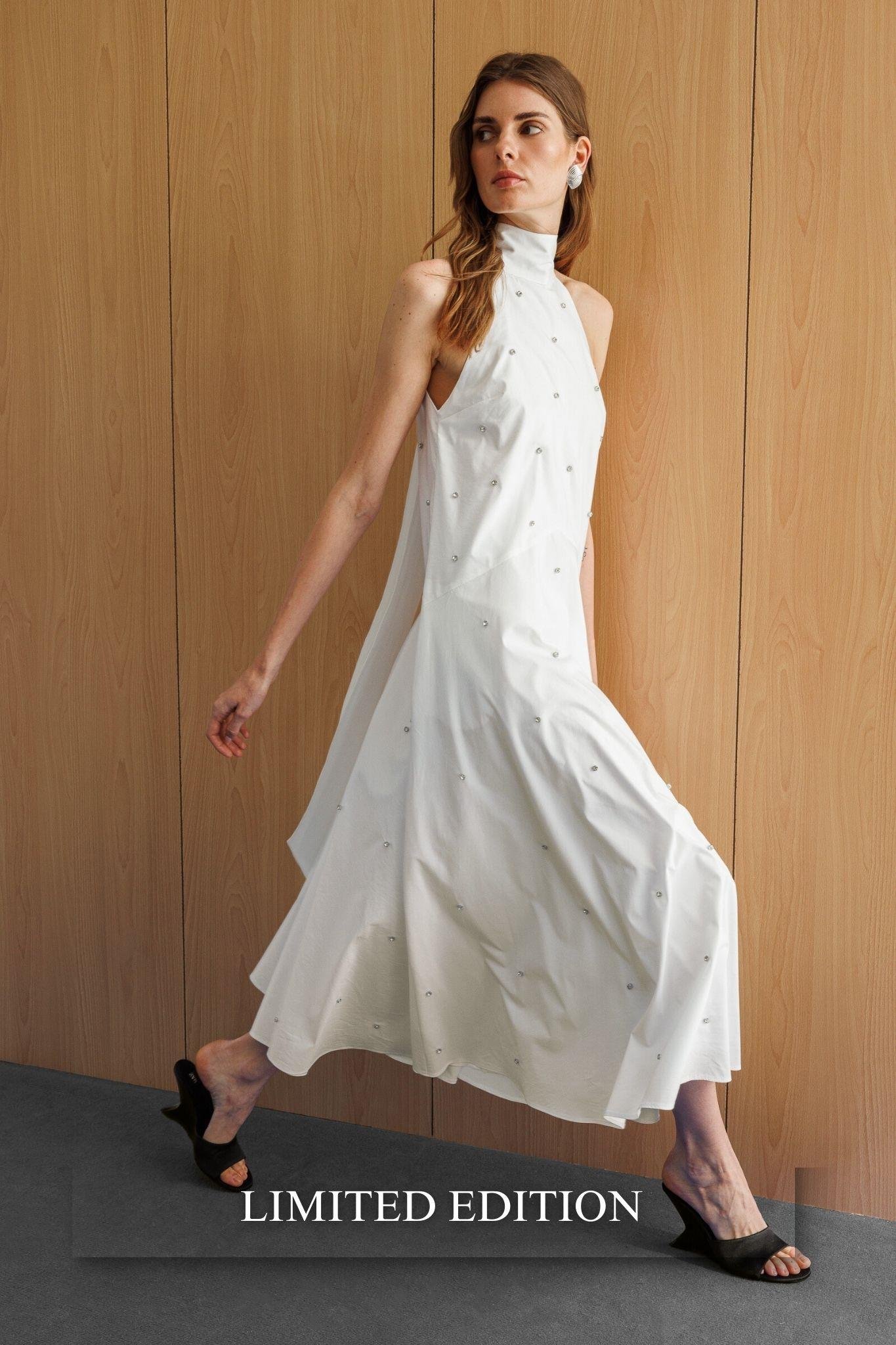 Beyaz Dik Yakalı Boyundan Bağlamalı Geniş Kesim A Formlu Taşlı Midi Elbise