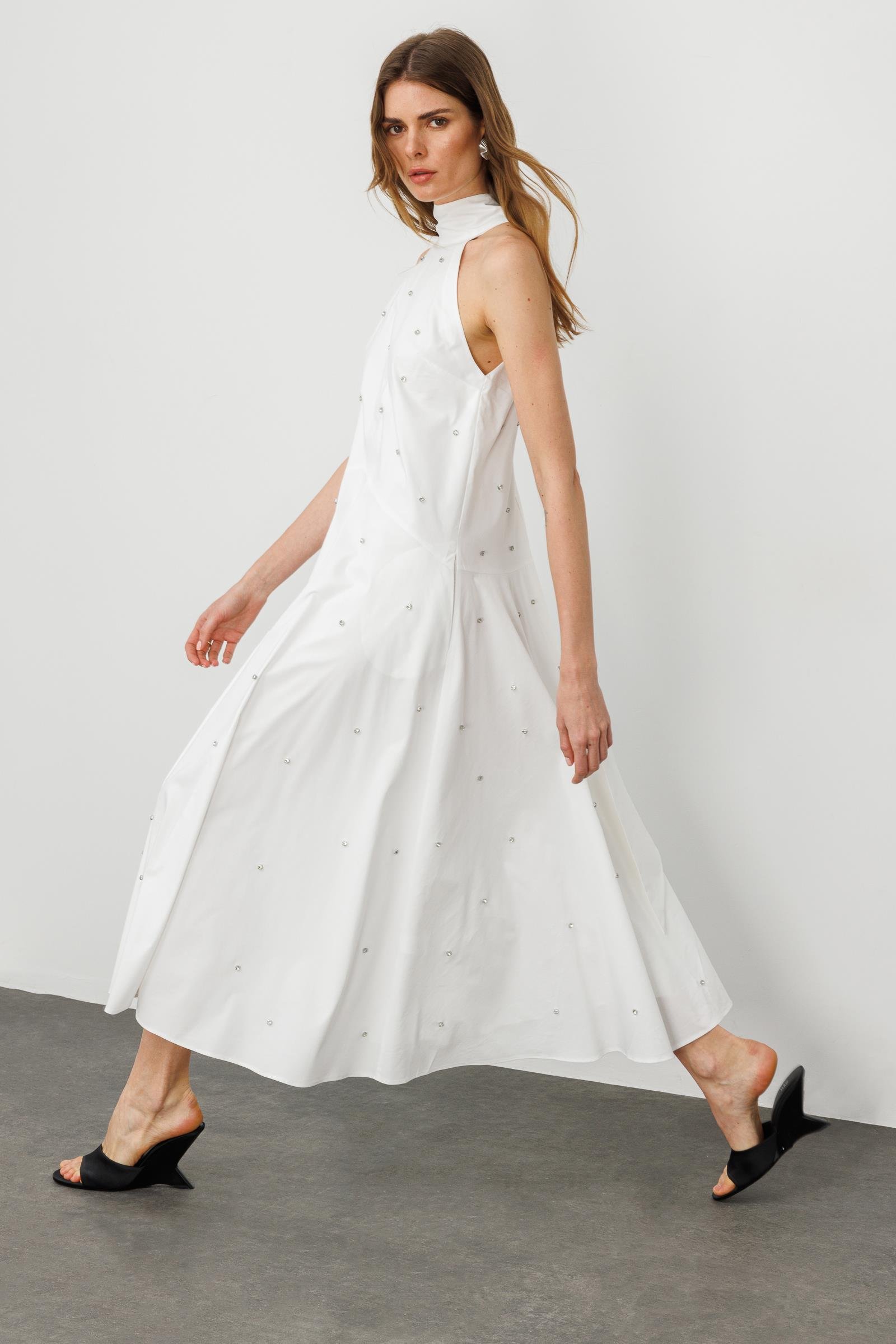 Beyaz Dik Yakalı Boyundan Bağlamalı Geniş Kesim A Formlu Taşlı Midi Elbise