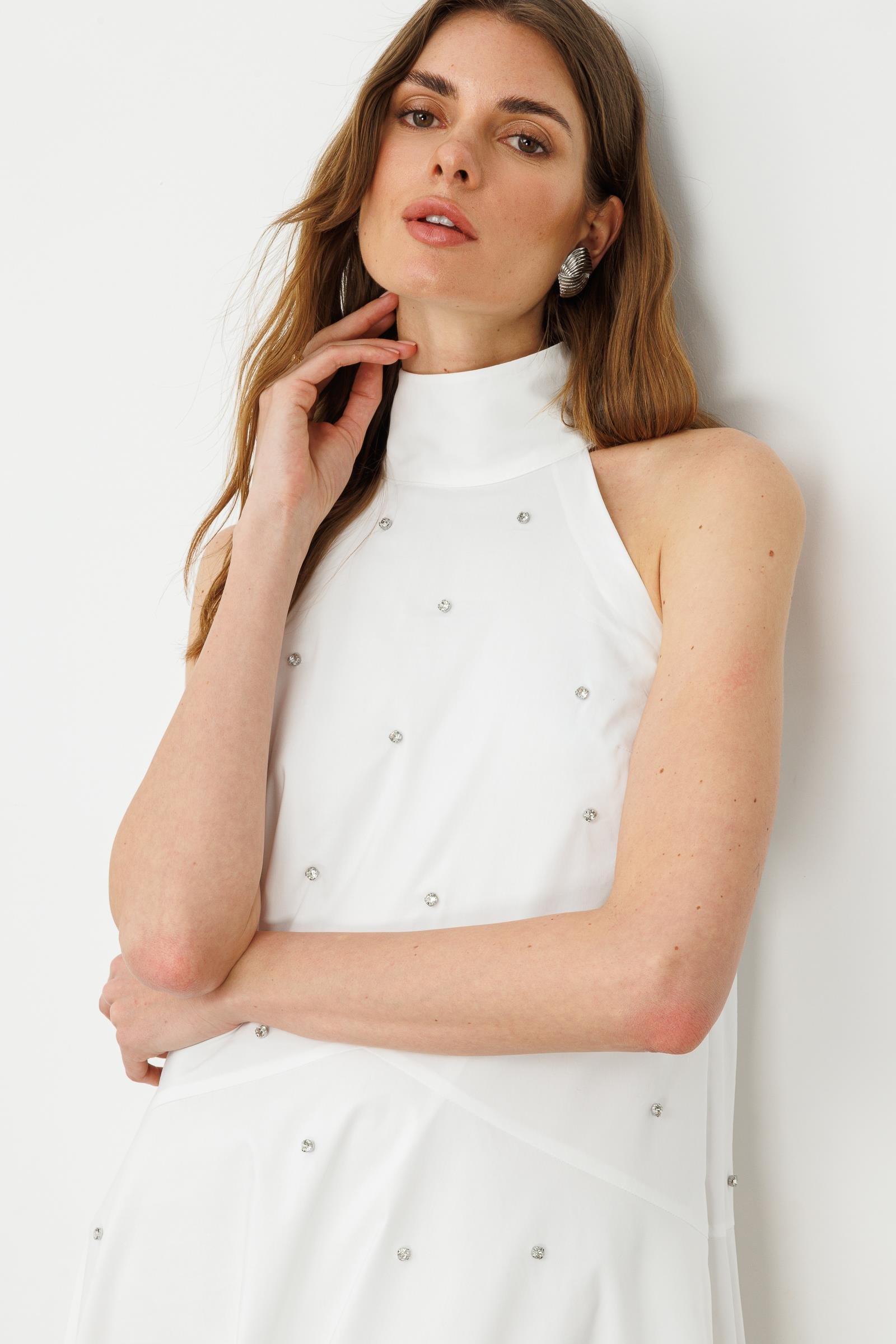 Beyaz Dik Yakalı Boyundan Bağlamalı Geniş Kesim A Formlu Taşlı Midi Elbise