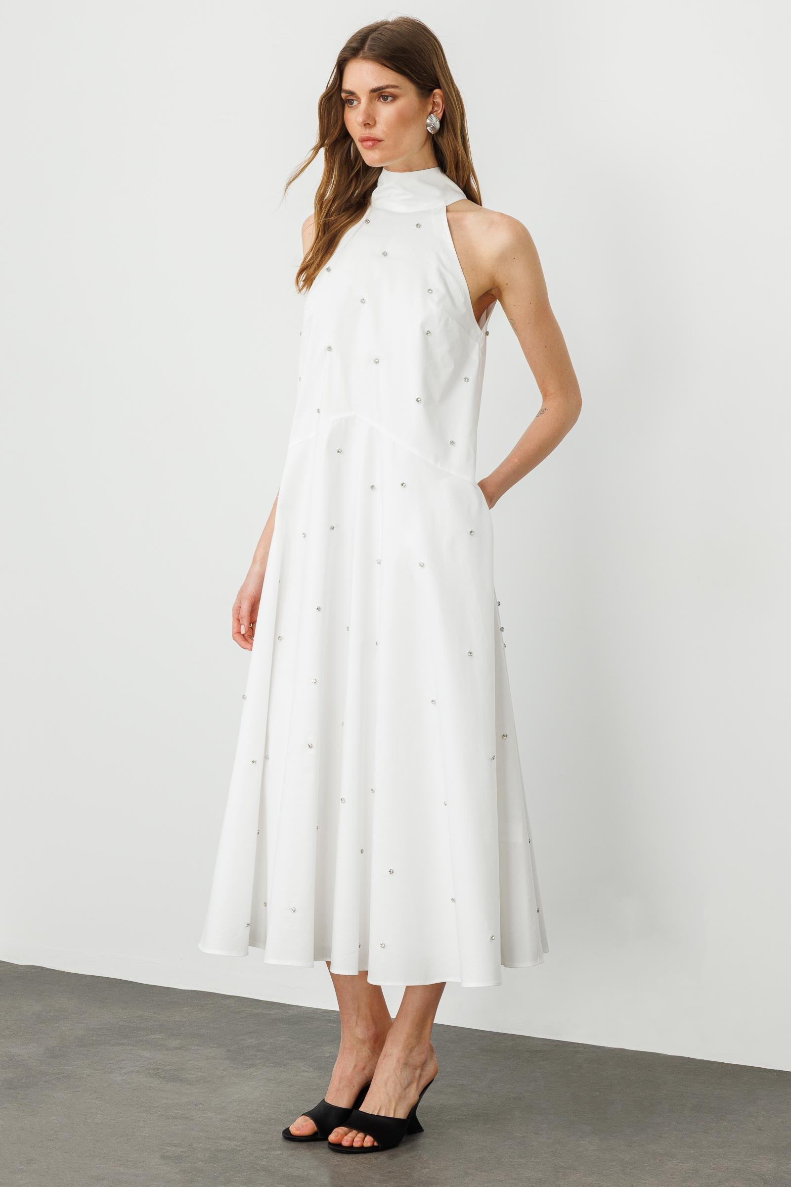 Beyaz Dik Yakalı Boyundan Bağlamalı Geniş Kesim A Formlu Taşlı Midi Elbise