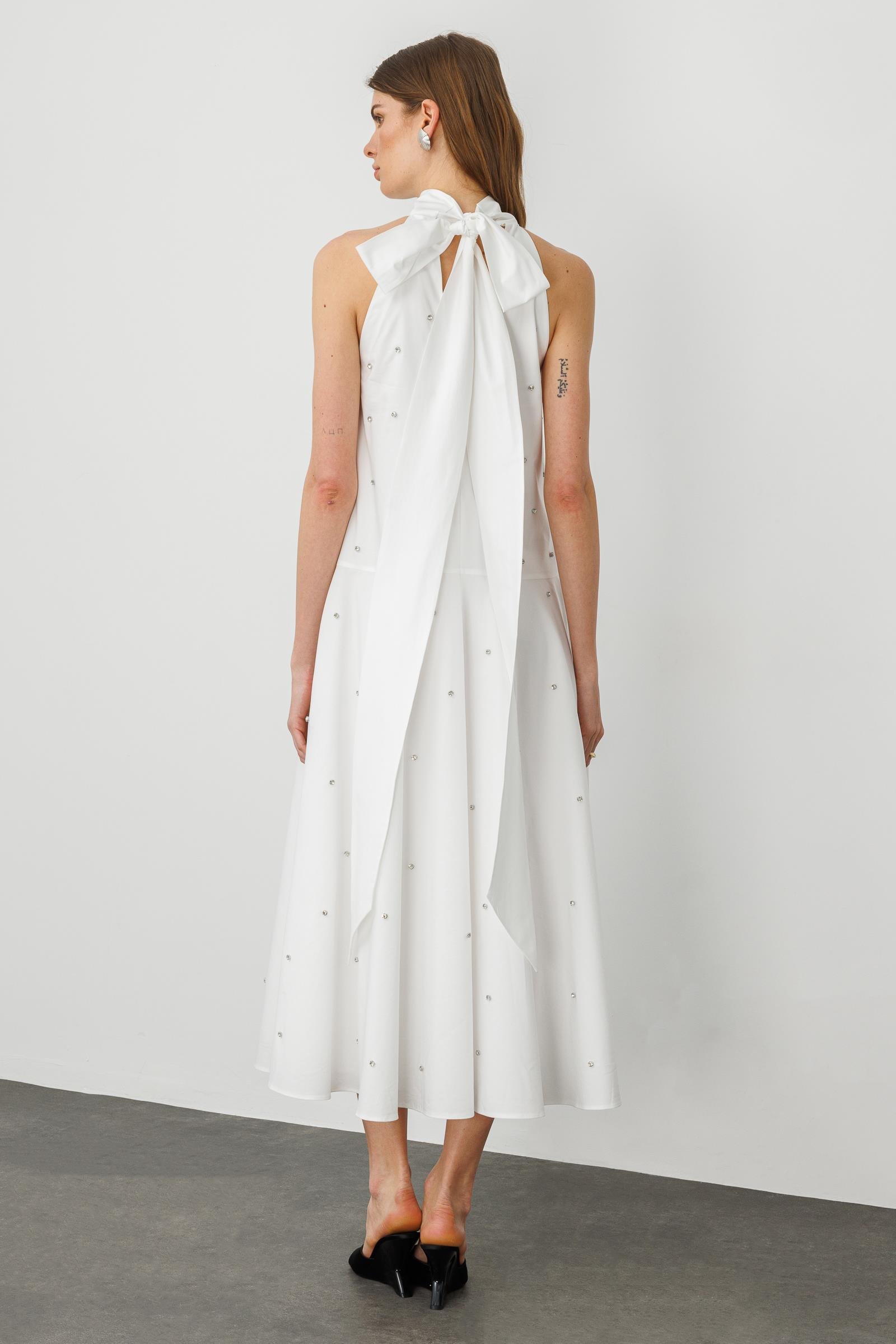 Beyaz Dik Yakalı Boyundan Bağlamalı Geniş Kesim A Formlu Taşlı Midi Elbise