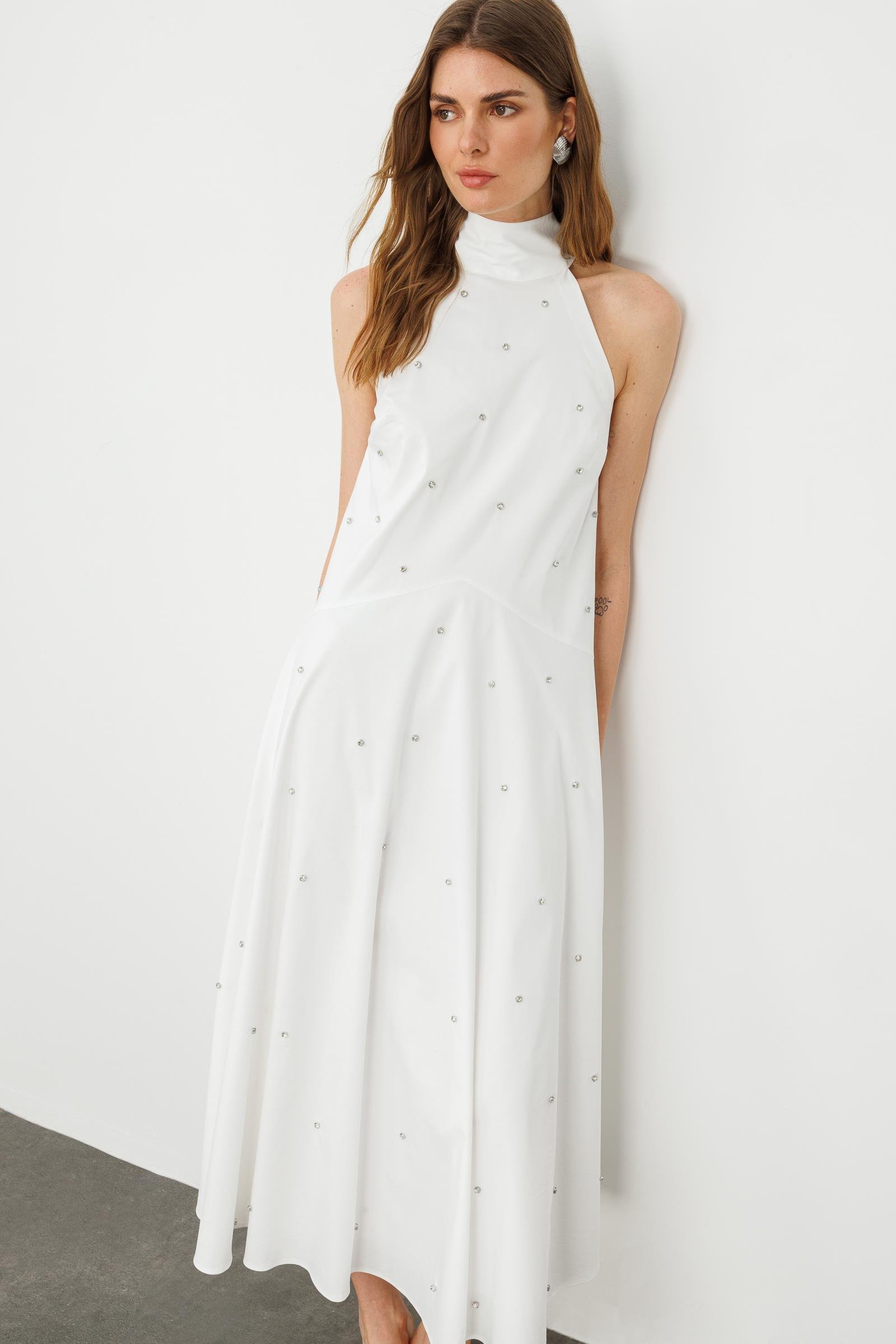 Beyaz Dik Yakalı Boyundan Bağlamalı Geniş Kesim A Formlu Taşlı Midi Elbise