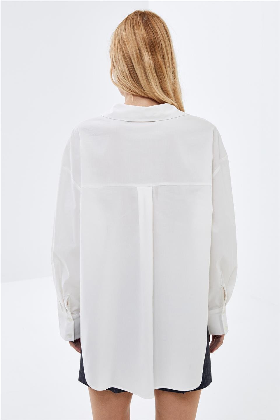 Beyaz Düğme Detaylı Asimetrik Bağlanabilen Gömlek