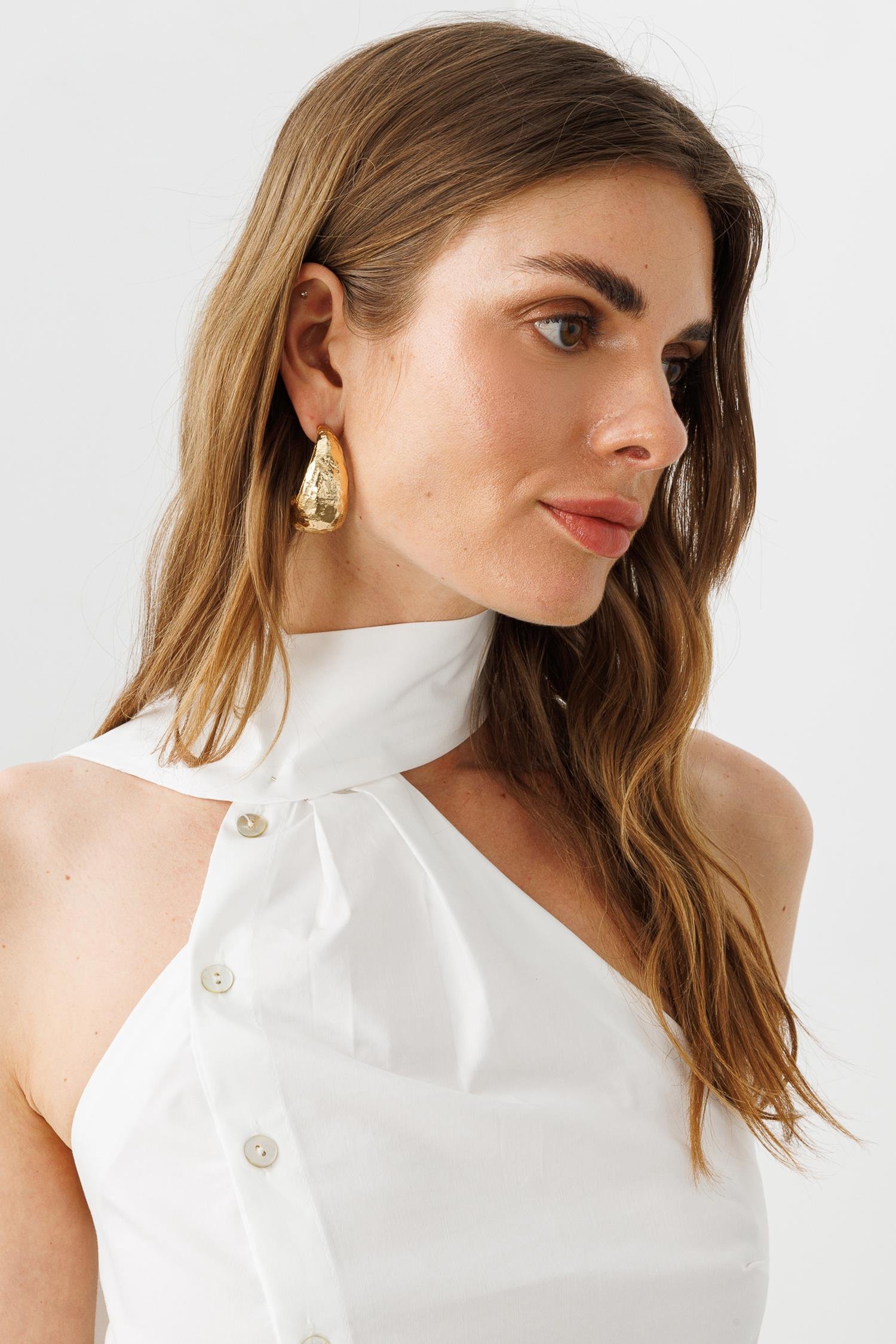 Beyaz Pamuklu Fular Yakalı, Sedef Düğmeli Asimetrik Gömlek