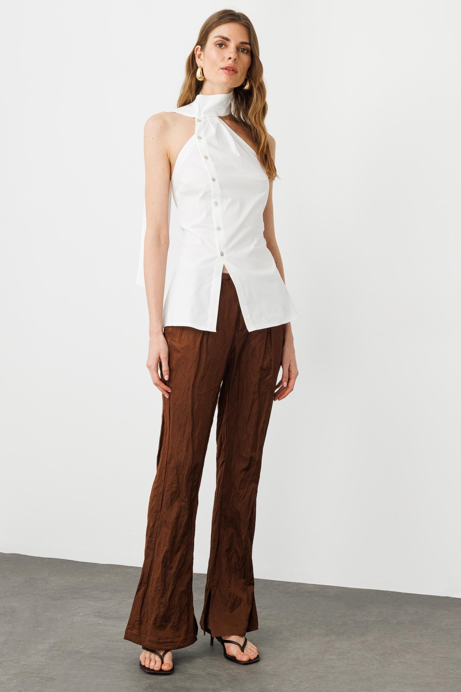 Beyaz Pamuklu Fular Yakalı, Sedef Düğmeli Asimetrik Gömlek