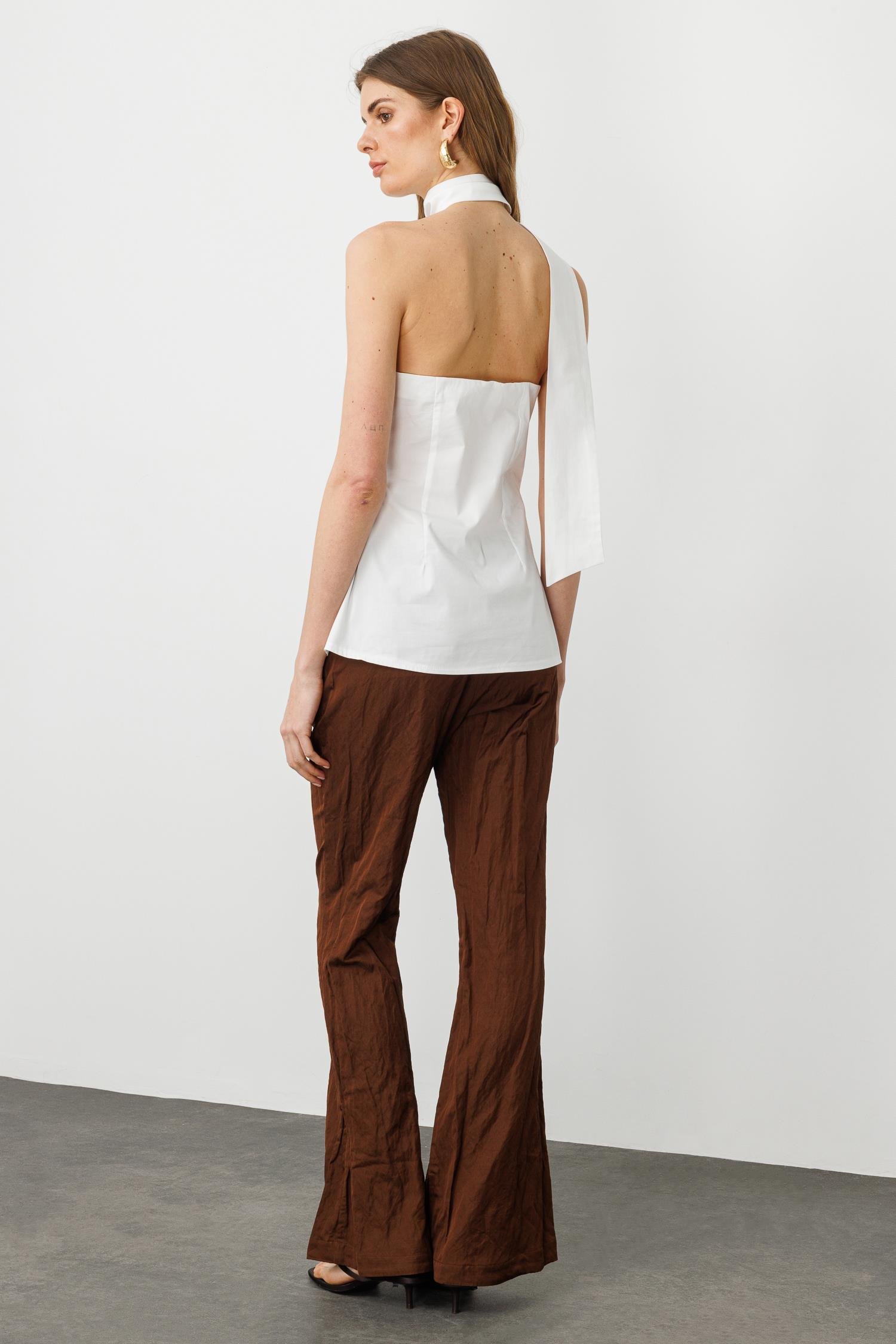 Beyaz Pamuklu Fular Yakalı, Sedef Düğmeli Asimetrik Gömlek