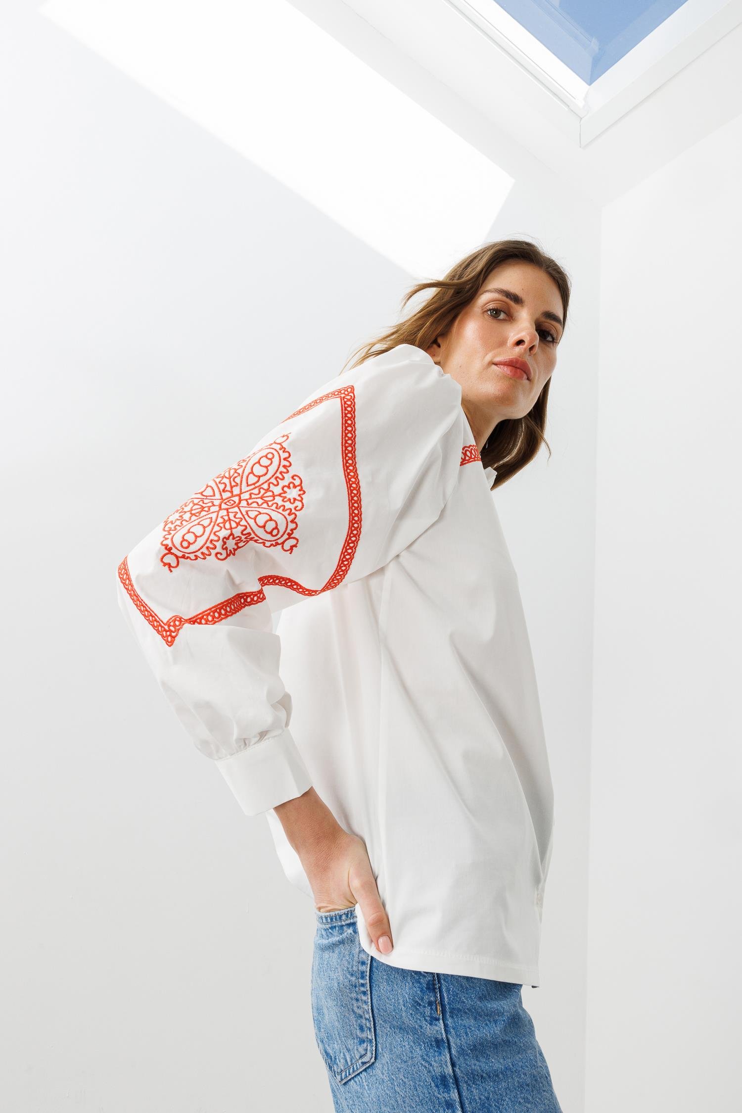 Beyaz Pamuklu Nakış Detaylı, Balon Kollu Fırfır Yakalı Etnik Gömlek