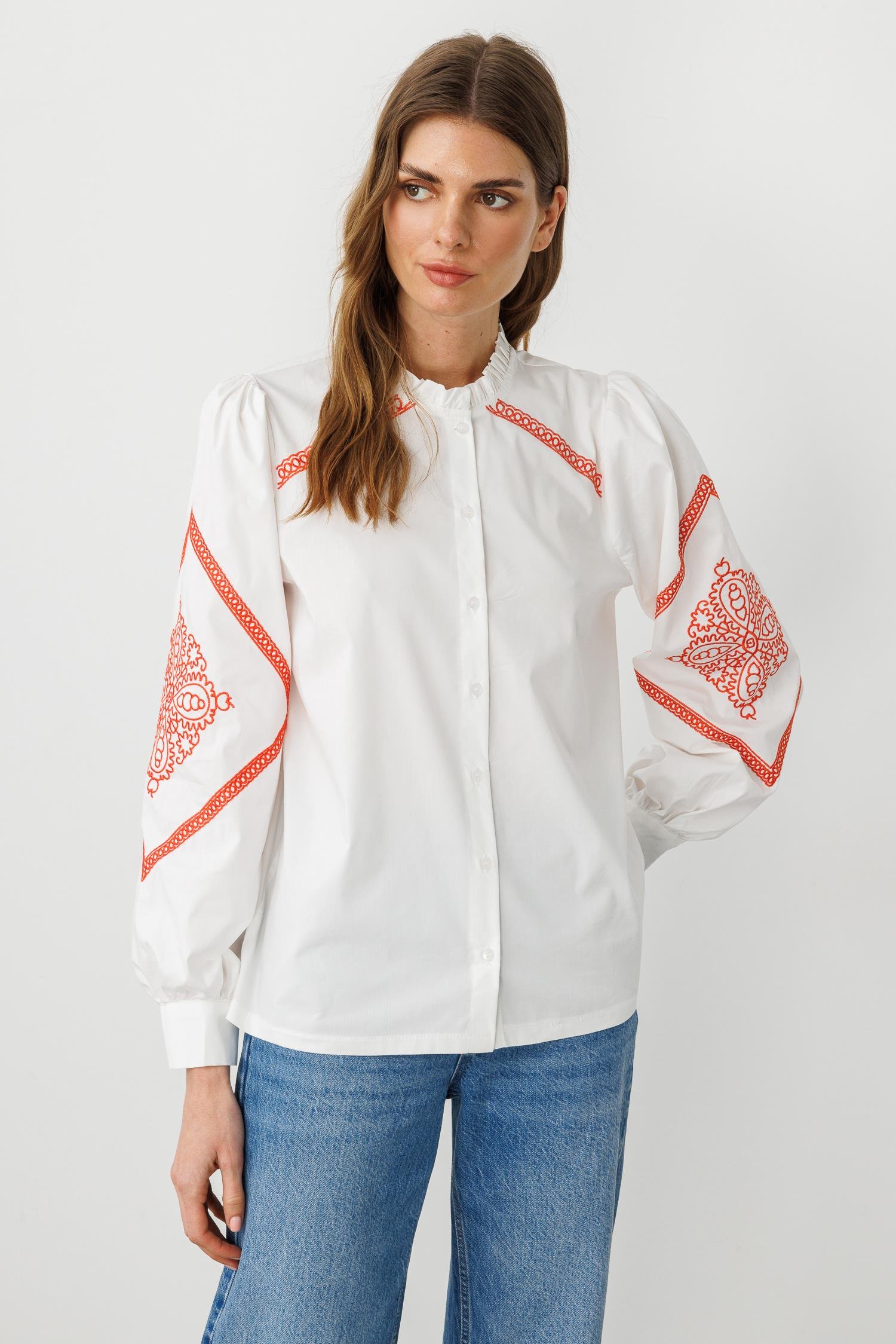 Beyaz Pamuklu Nakış Detaylı, Balon Kollu Fırfır Yakalı Etnik Gömlek