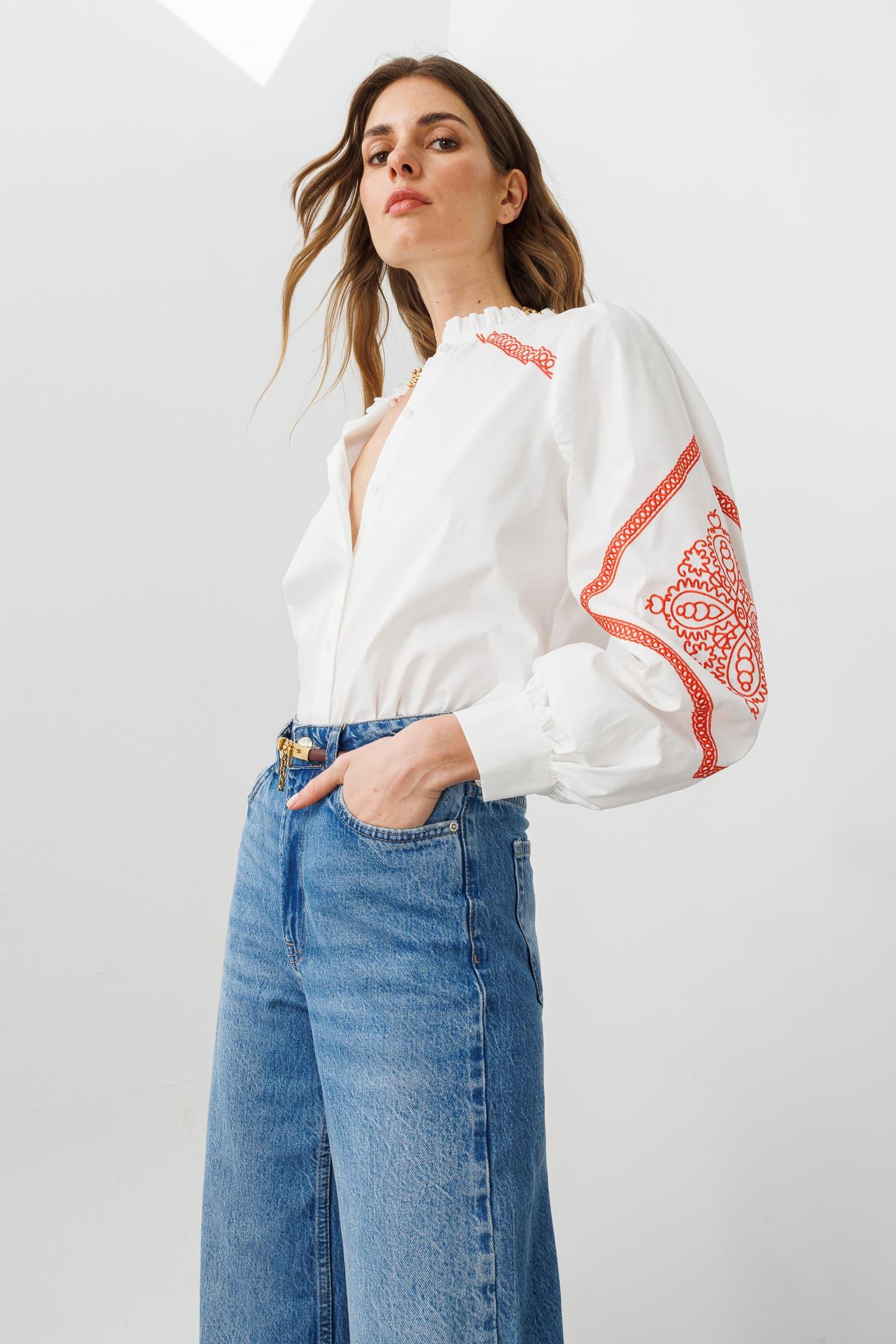 Beyaz Pamuklu Nakış Detaylı, Balon Kollu Fırfır Yakalı Etnik Gömlek