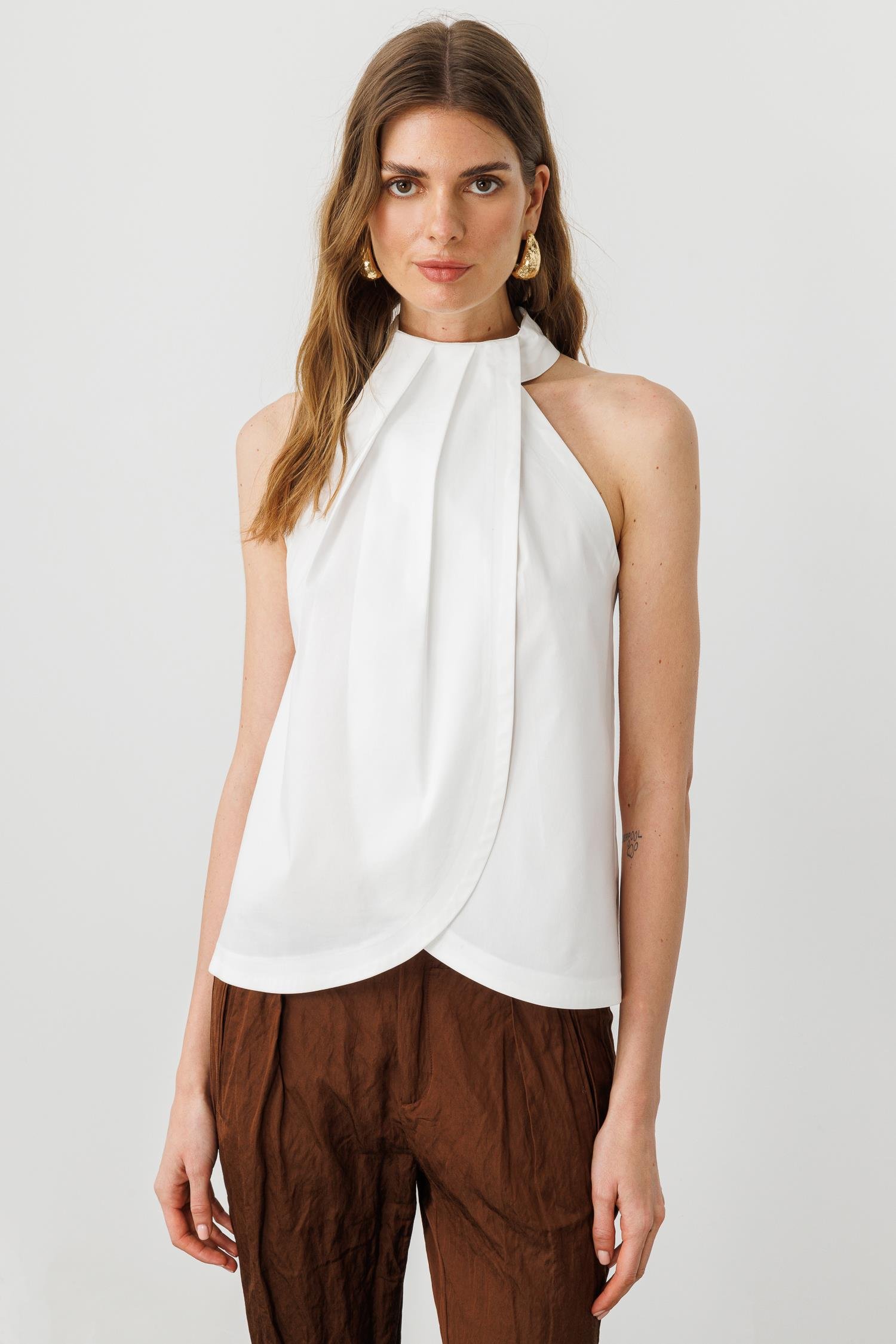 Beyaz Pili Detaylı Halter Yaka Bluz