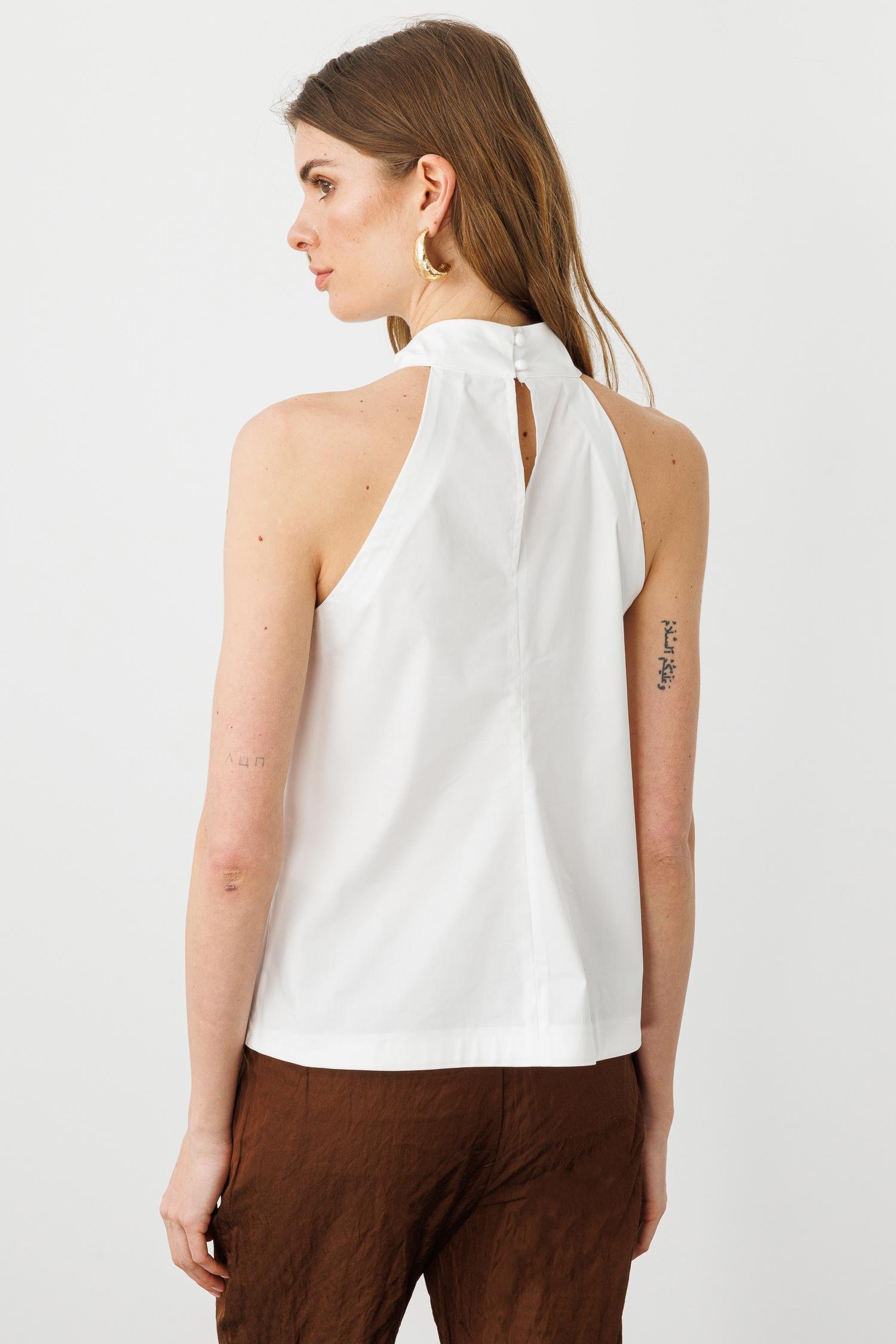 Beyaz Pili Detaylı Halter Yaka Bluz