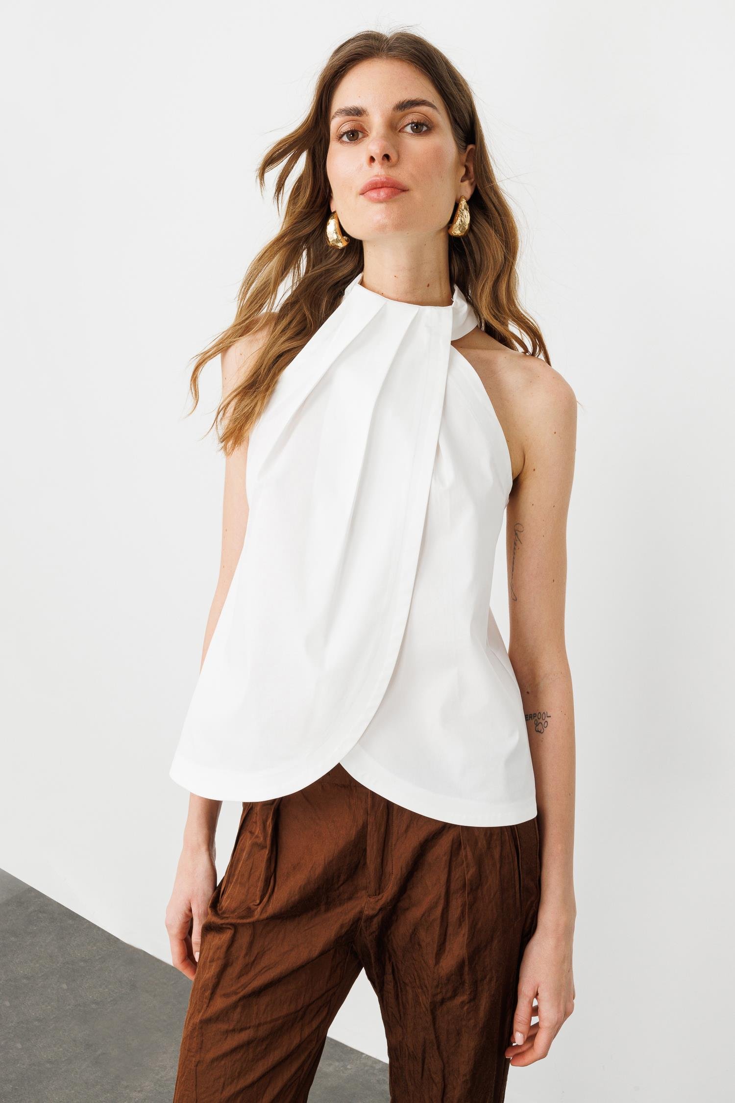 Beyaz Pili Detaylı Halter Yaka Bluz