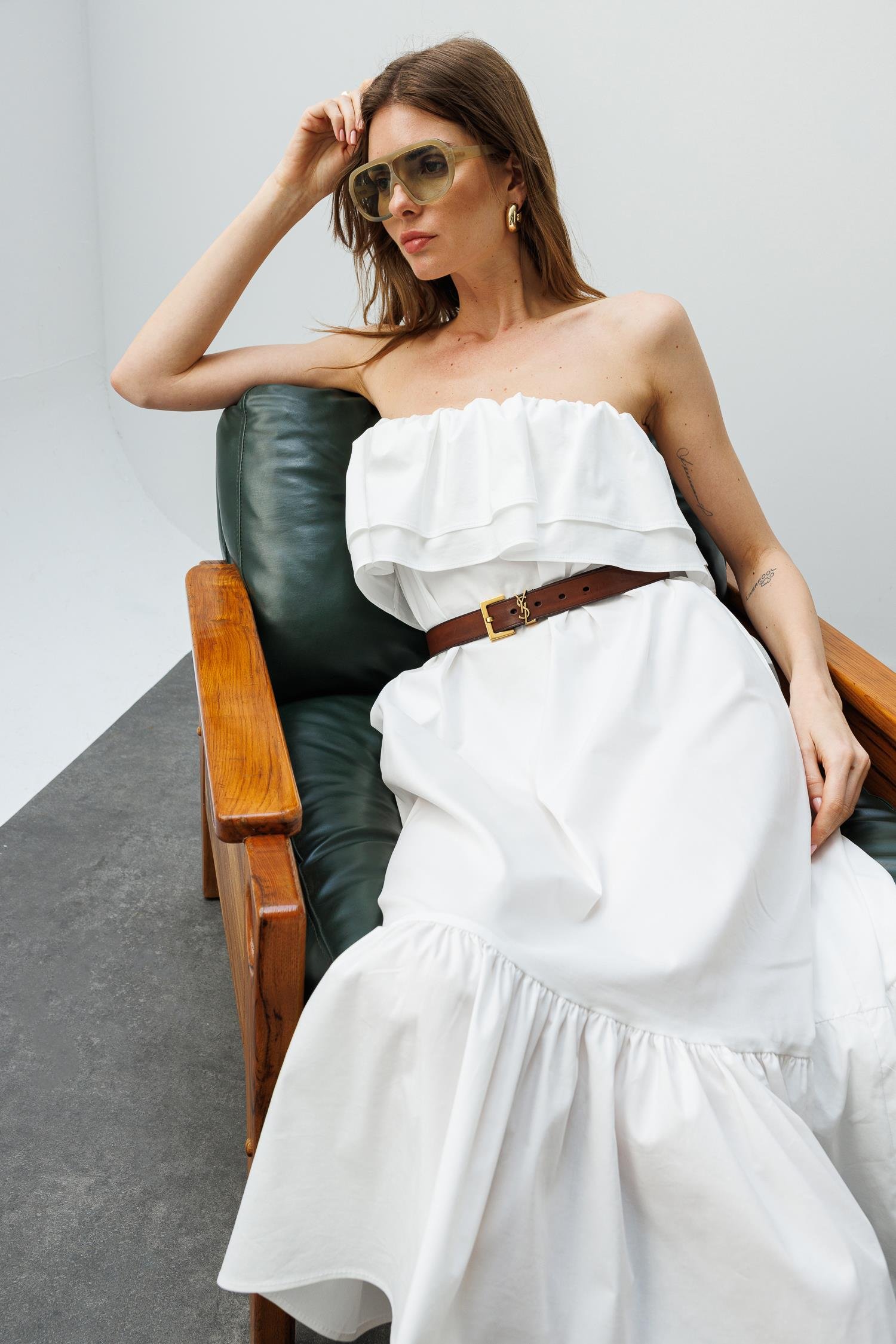 Beyaz Straplez Volanlı, Yan Cep Detaylı Midi Boy Elbise