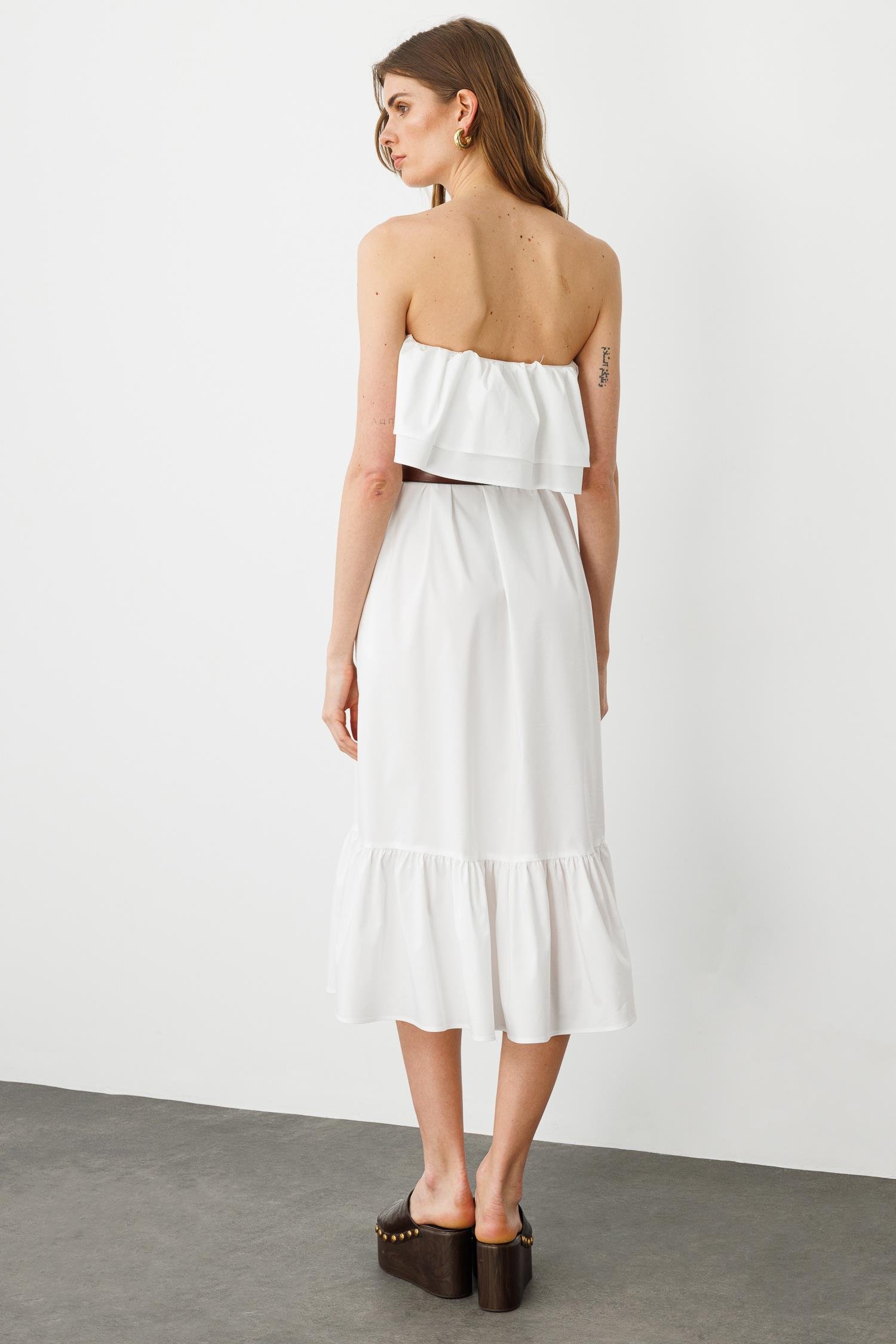 Beyaz Straplez Volanlı, Yan Cep Detaylı Midi Boy Elbise