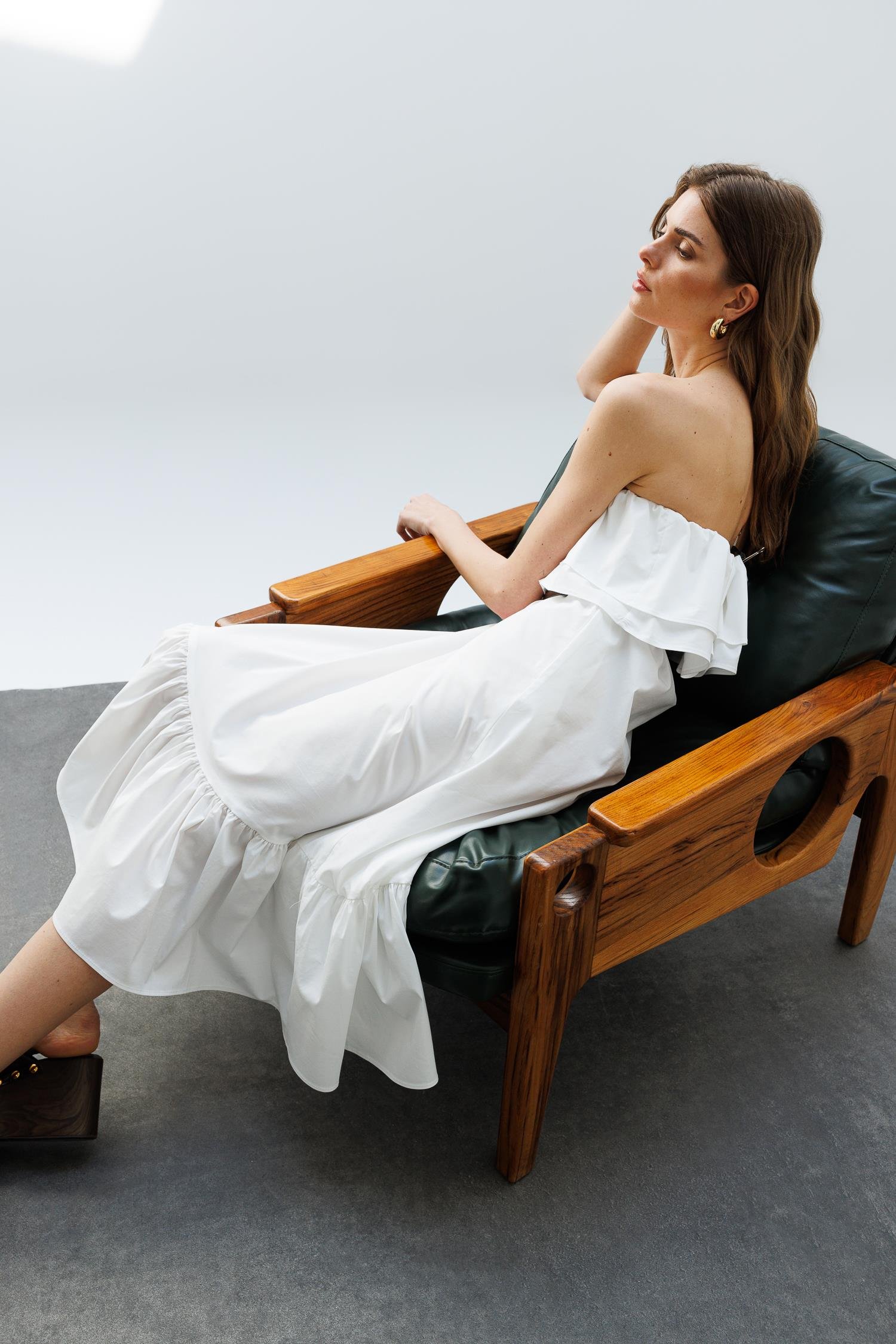 Beyaz Straplez Volanlı, Yan Cep Detaylı Midi Boy Elbise