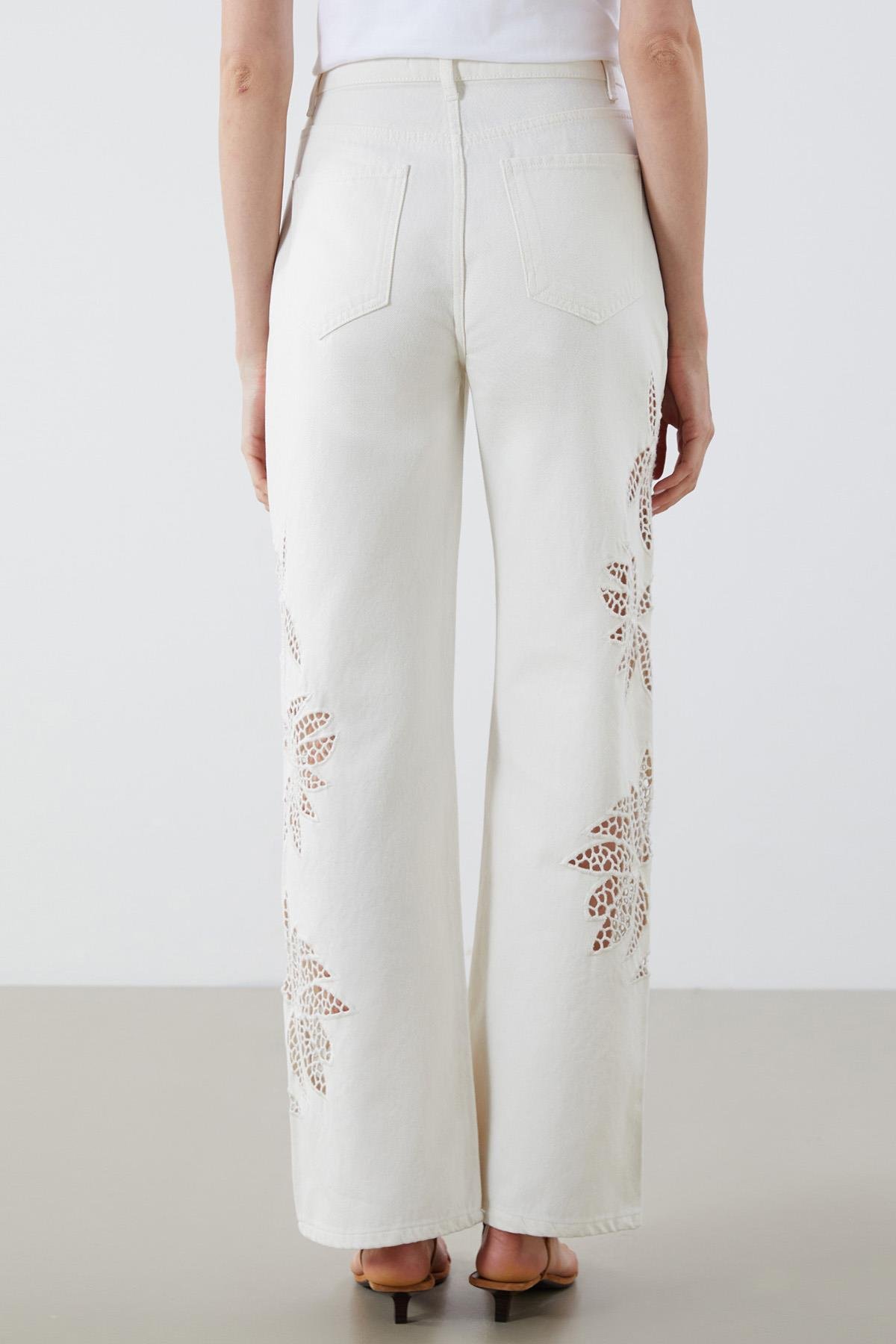 Beyaz Yüksek Bel Nakışlı Denim Pantolon