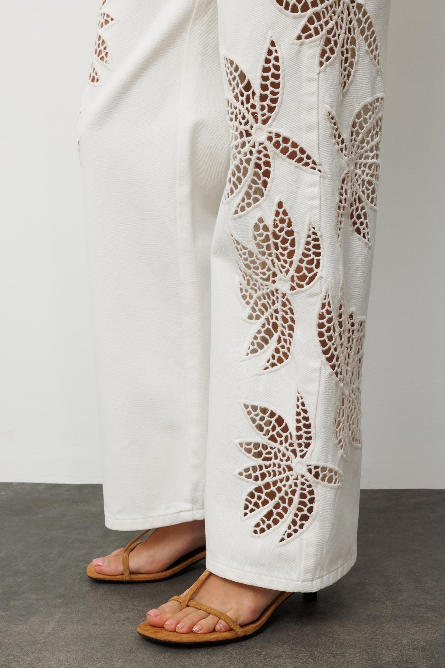 Beyaz Yüksek Bel Nakışlı Denim Pantolon