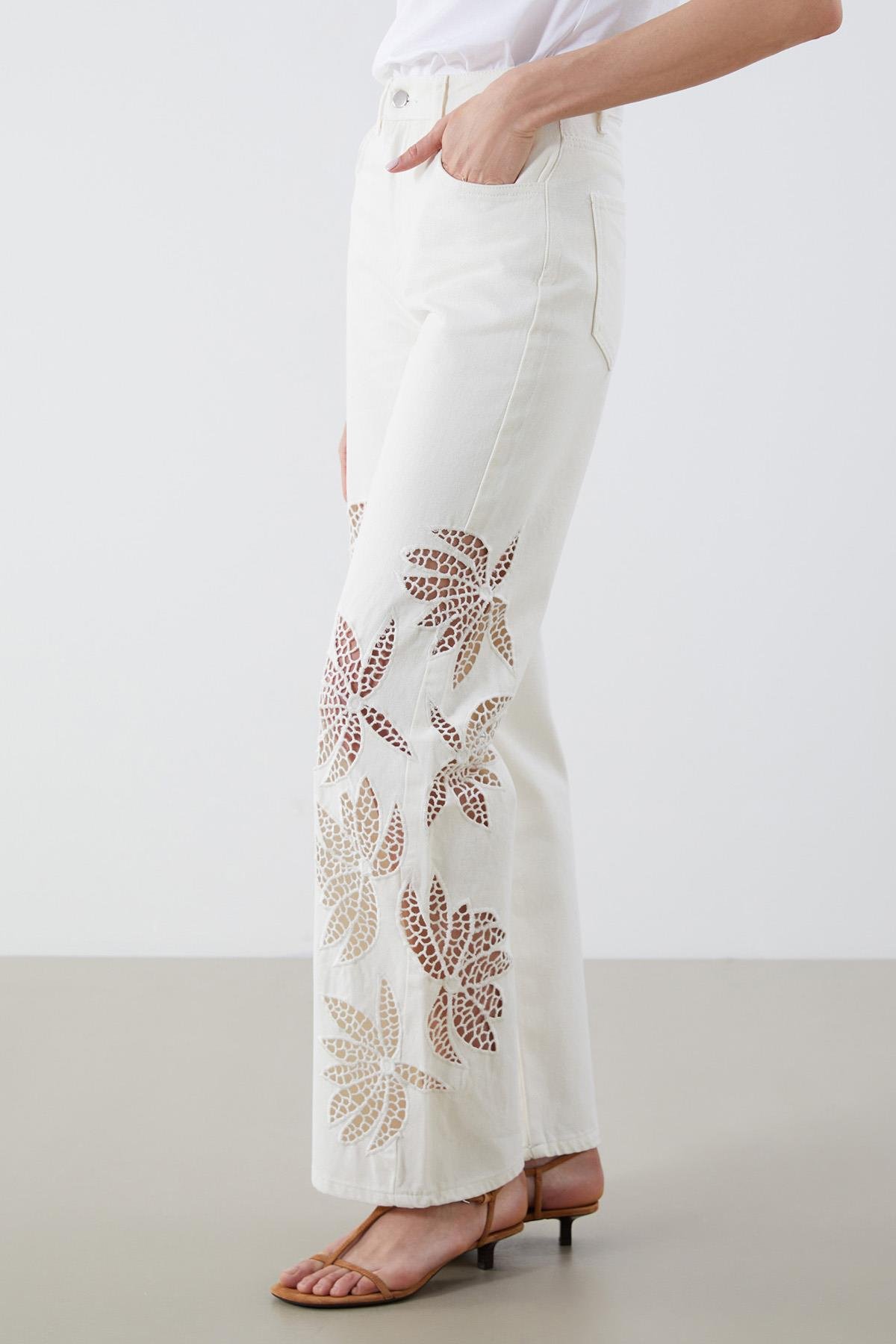Beyaz Yüksek Bel Nakışlı Denim Pantolon