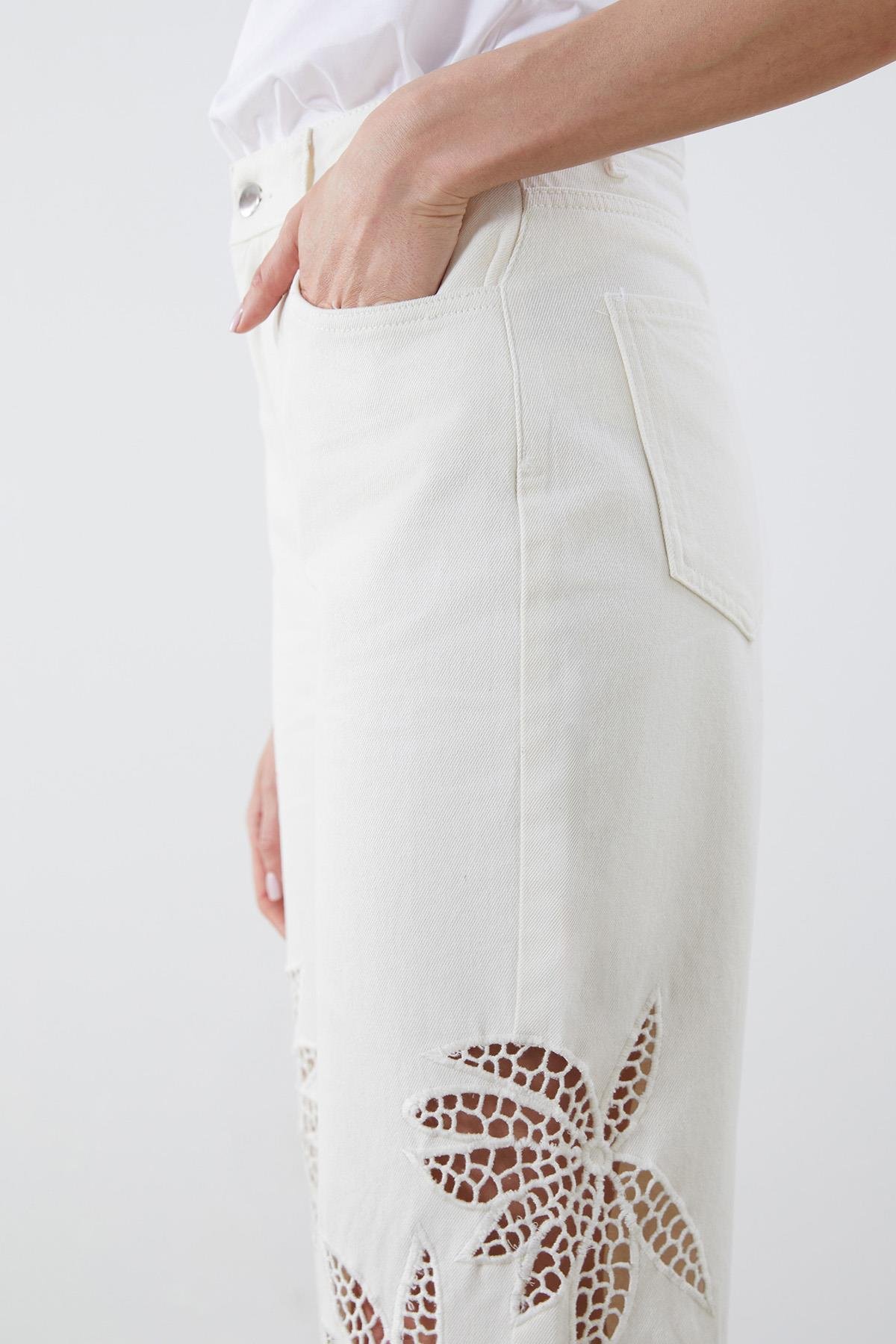 Beyaz Yüksek Bel Nakışlı Denim Pantolon