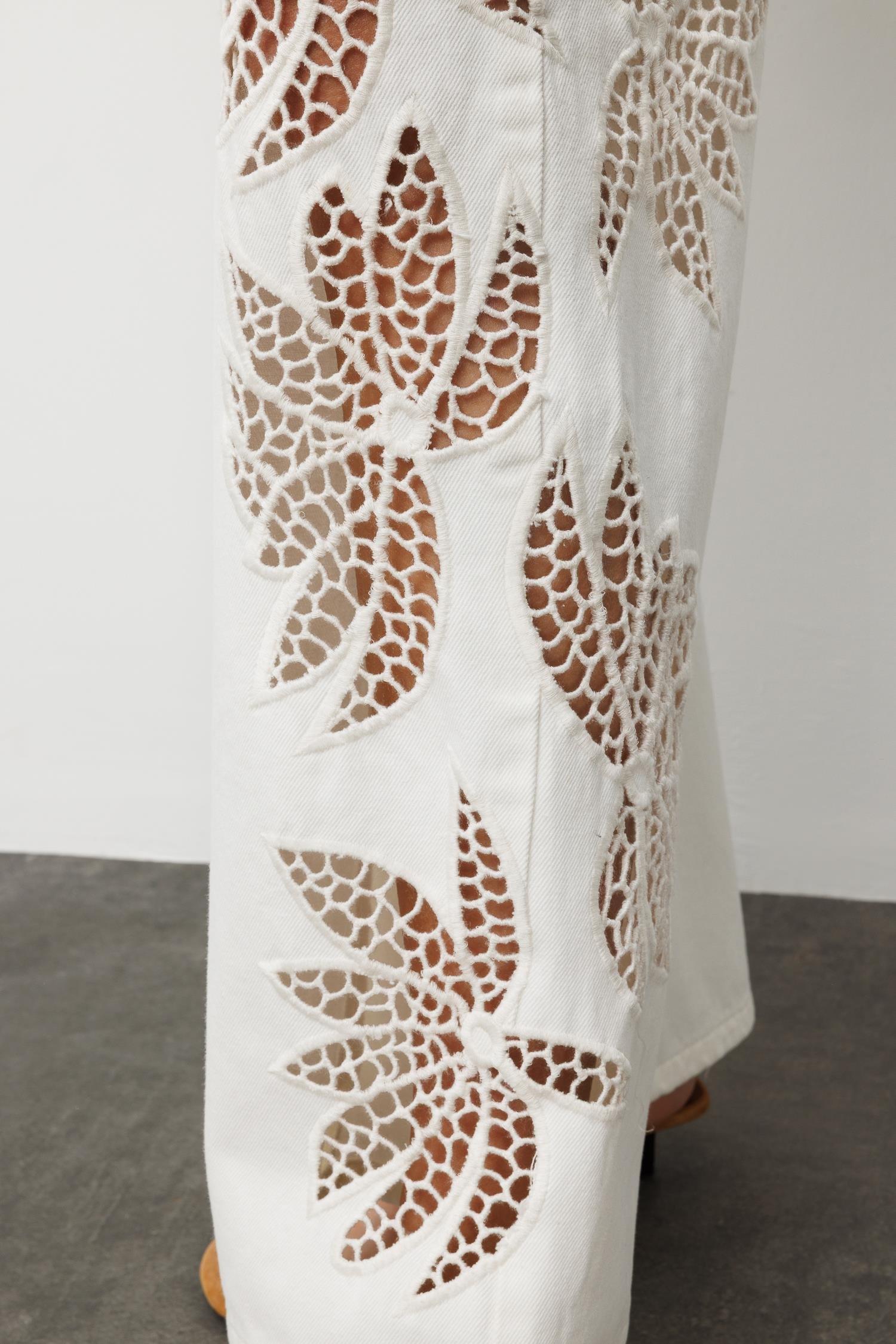 Beyaz Yüksek Bel Nakışlı Denim Pantolon