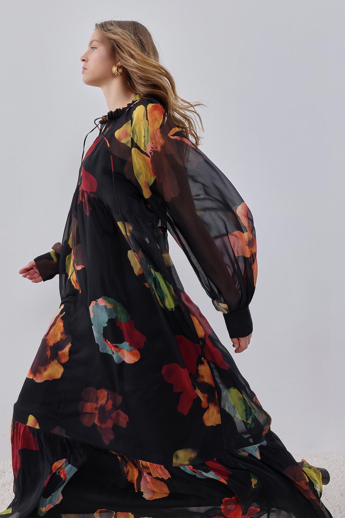 Çiçek Desenli Fırfır Detaylı Soyut Desenli Astarlı Maxi Elbise