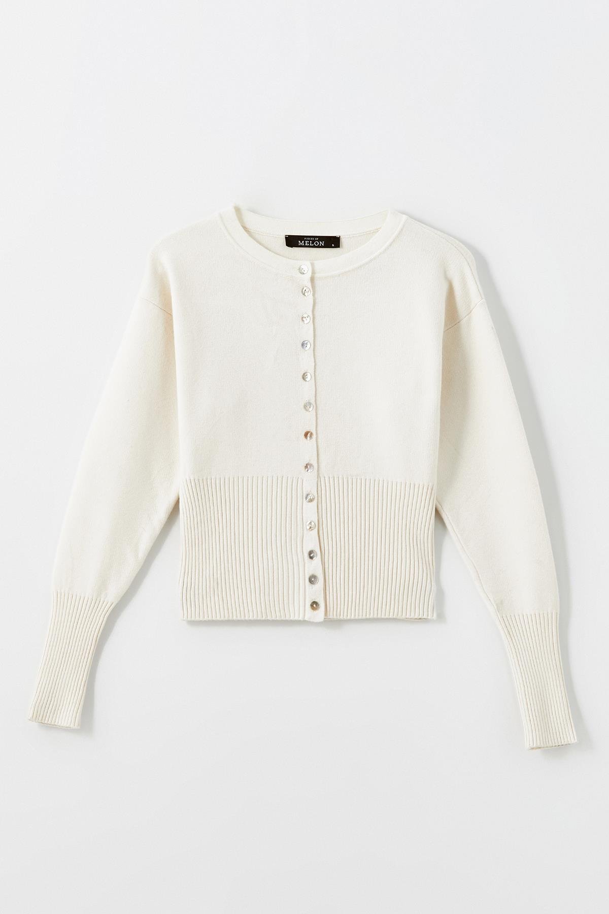 Ekru Sedef Düğmeli Yumuşak Tuşeli Triko Hırka