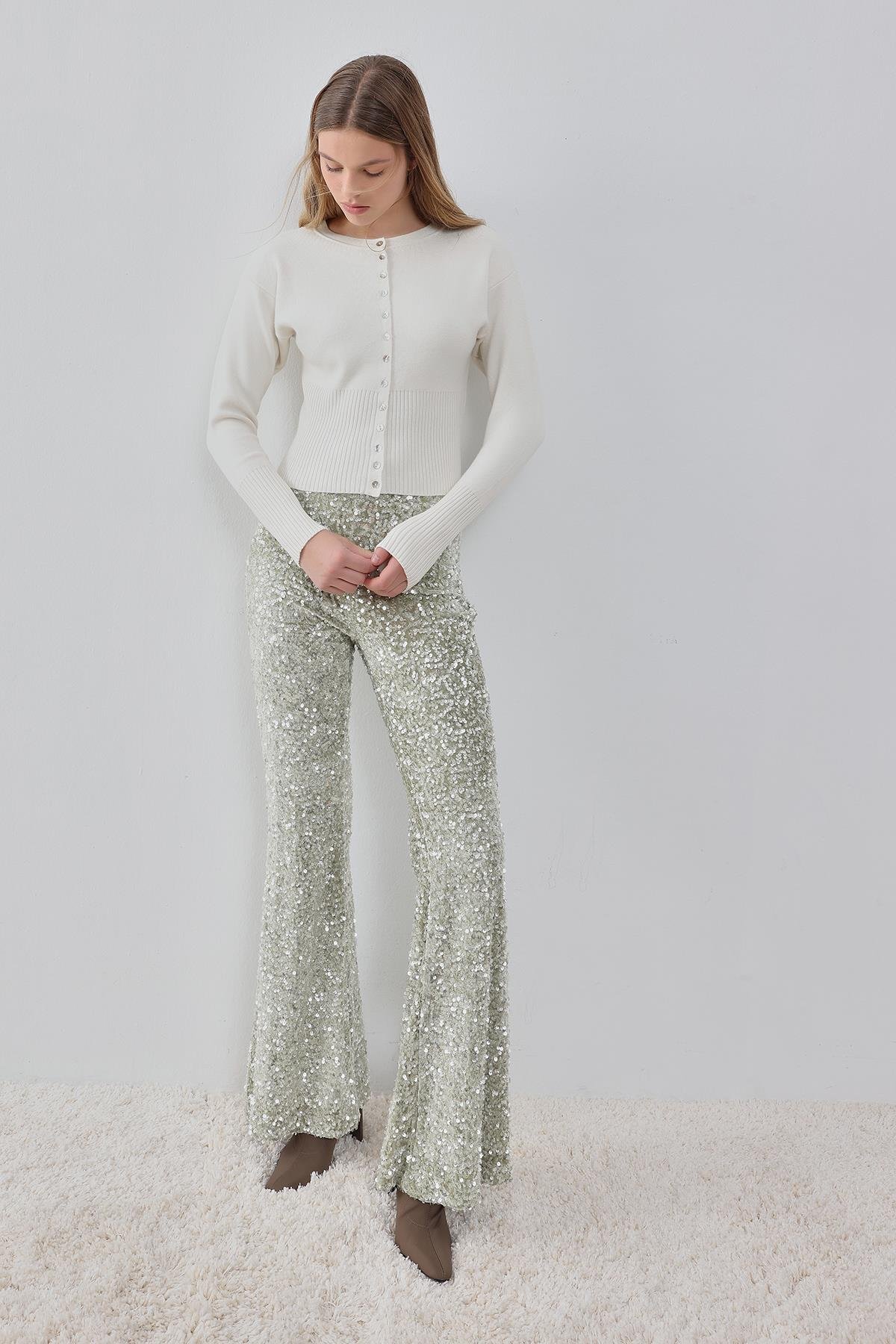 Ekru Sedef Düğmeli Yumuşak Tuşeli Triko Hırka