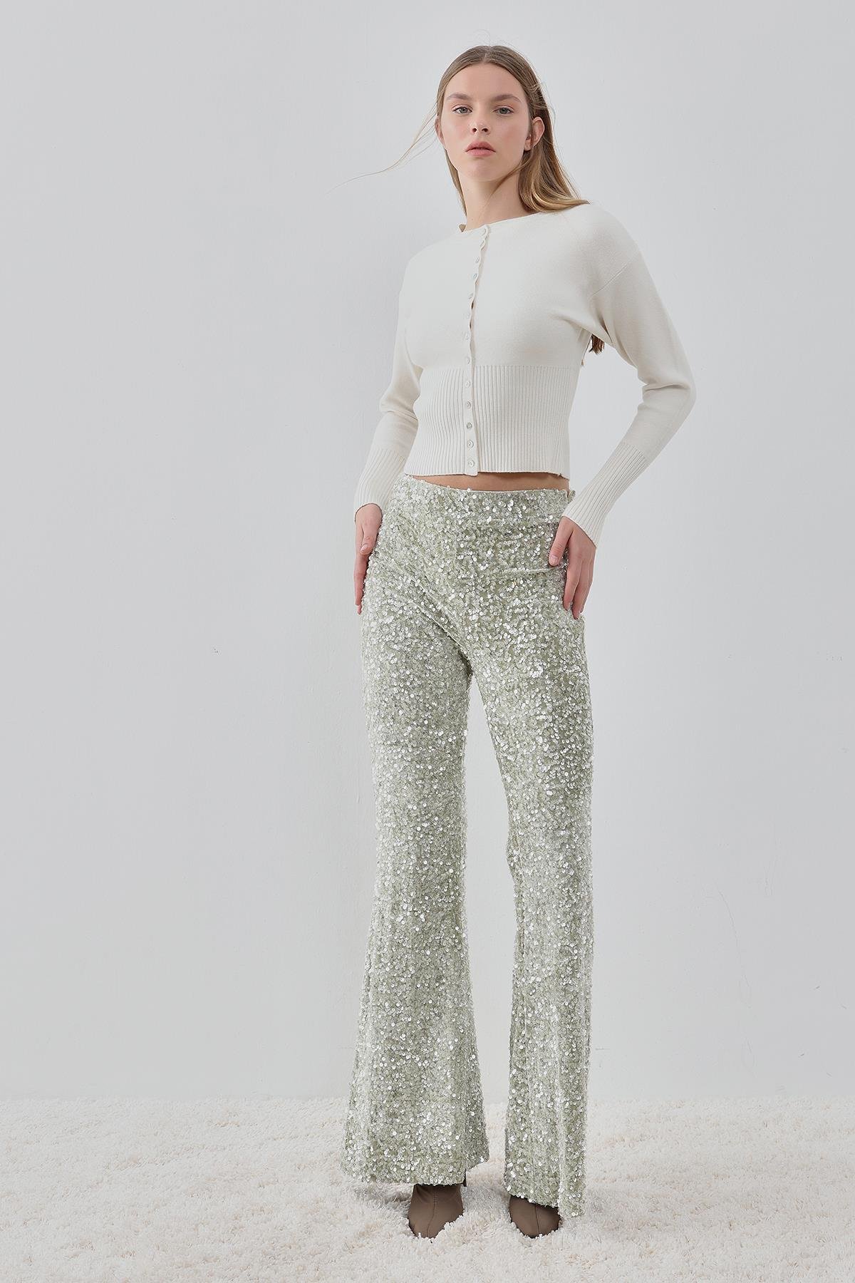 Ekru Sedef Düğmeli Yumuşak Tuşeli Triko Hırka